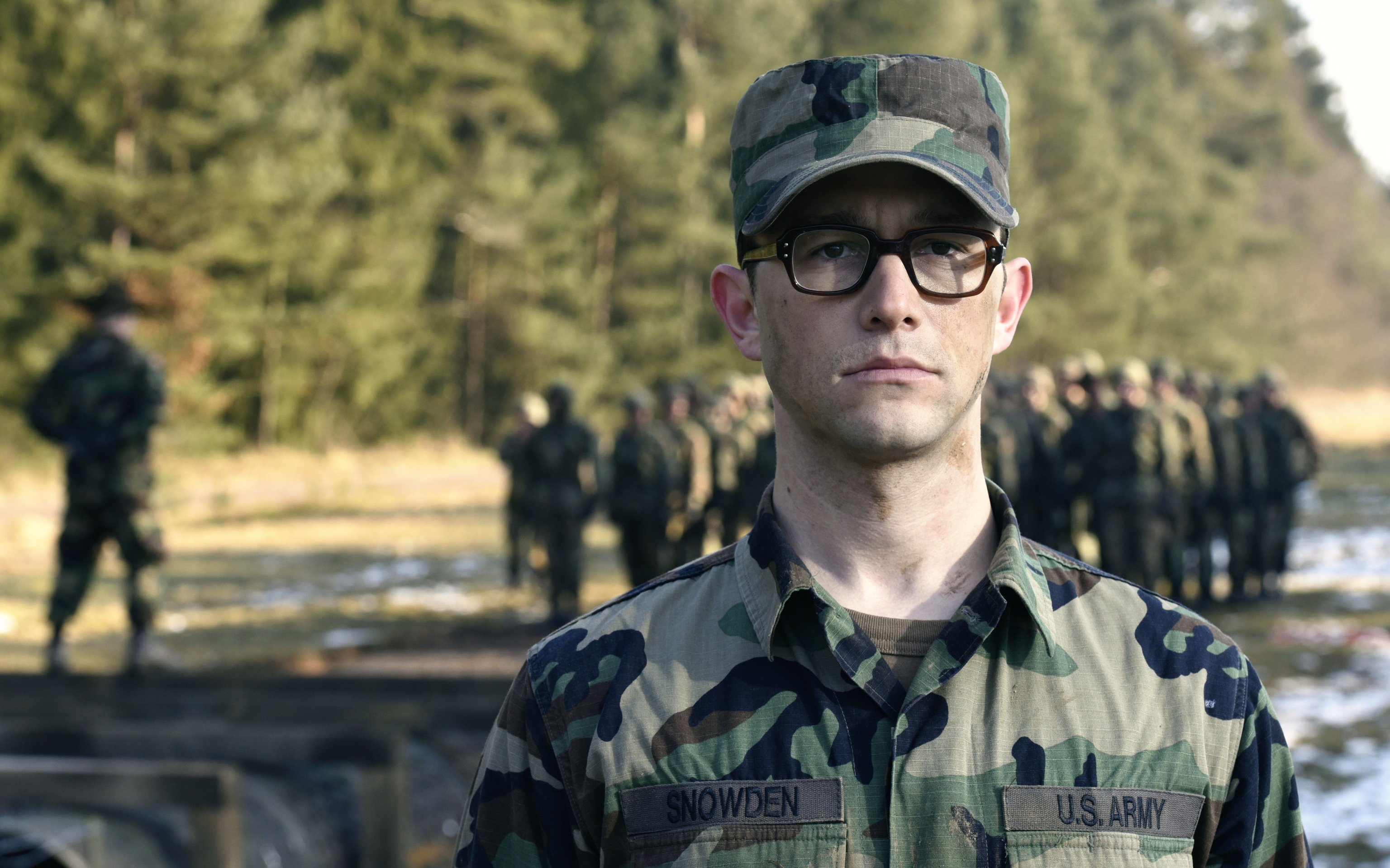 Какое зрение для службы в армии. Сноуден в кепке. Солдат в очках. Военные в очках для зрения.