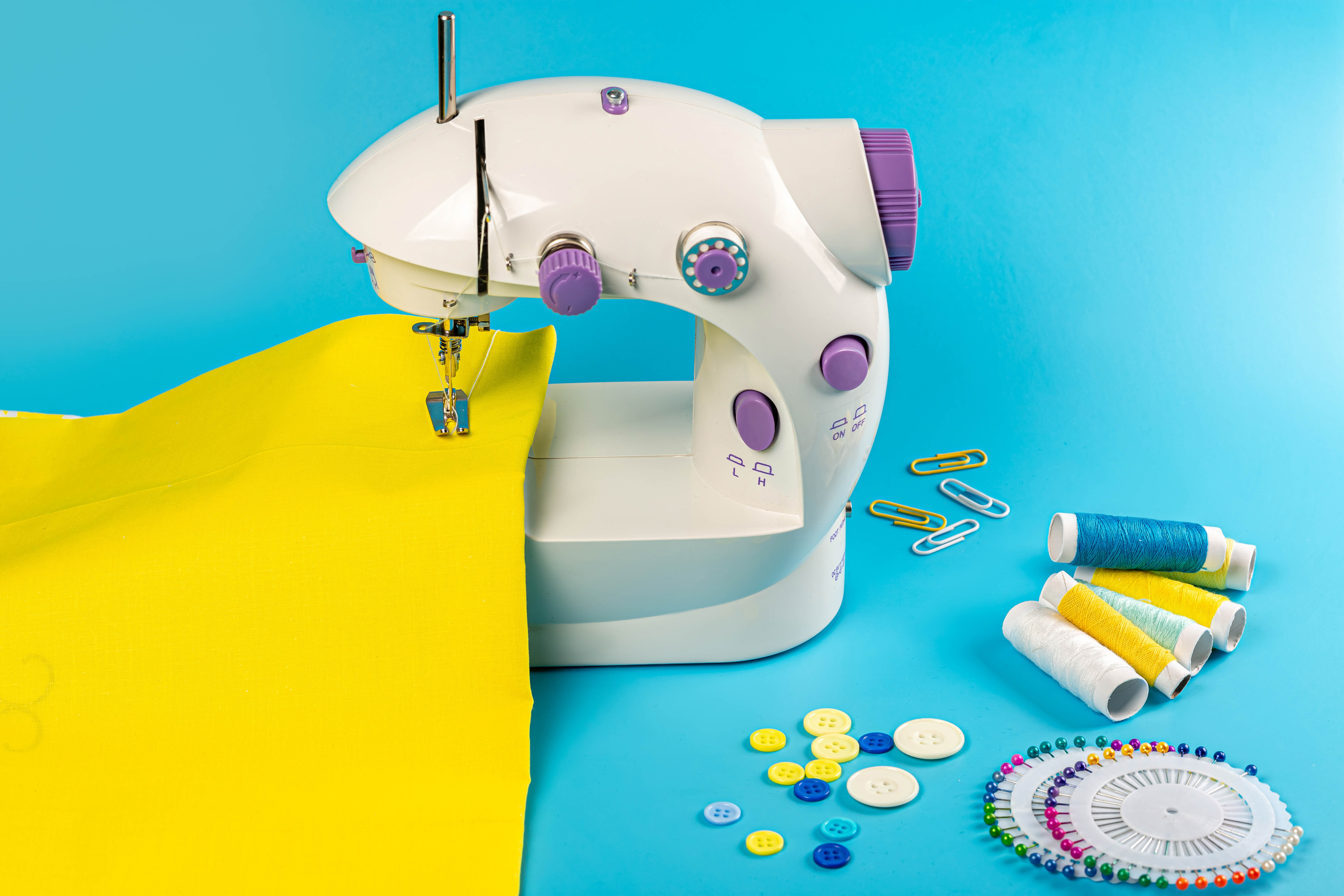 zdjęcia Tkanina Nić Sewing machine kolorowym tle Kolorowe tło