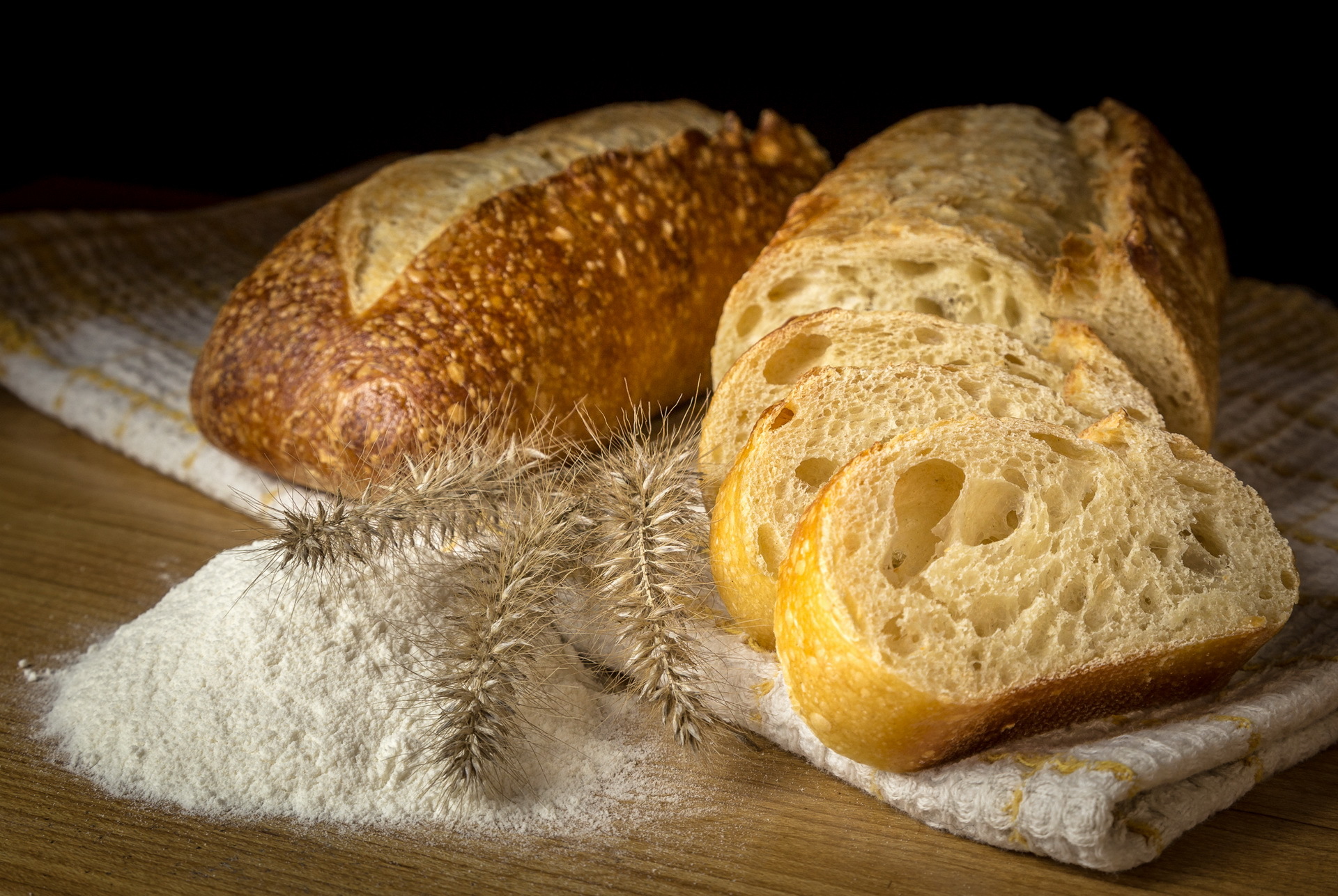 Хлеб и т д. Хлеб. Красивый хлеб. Хлеб на столе. Мука для хлеба.