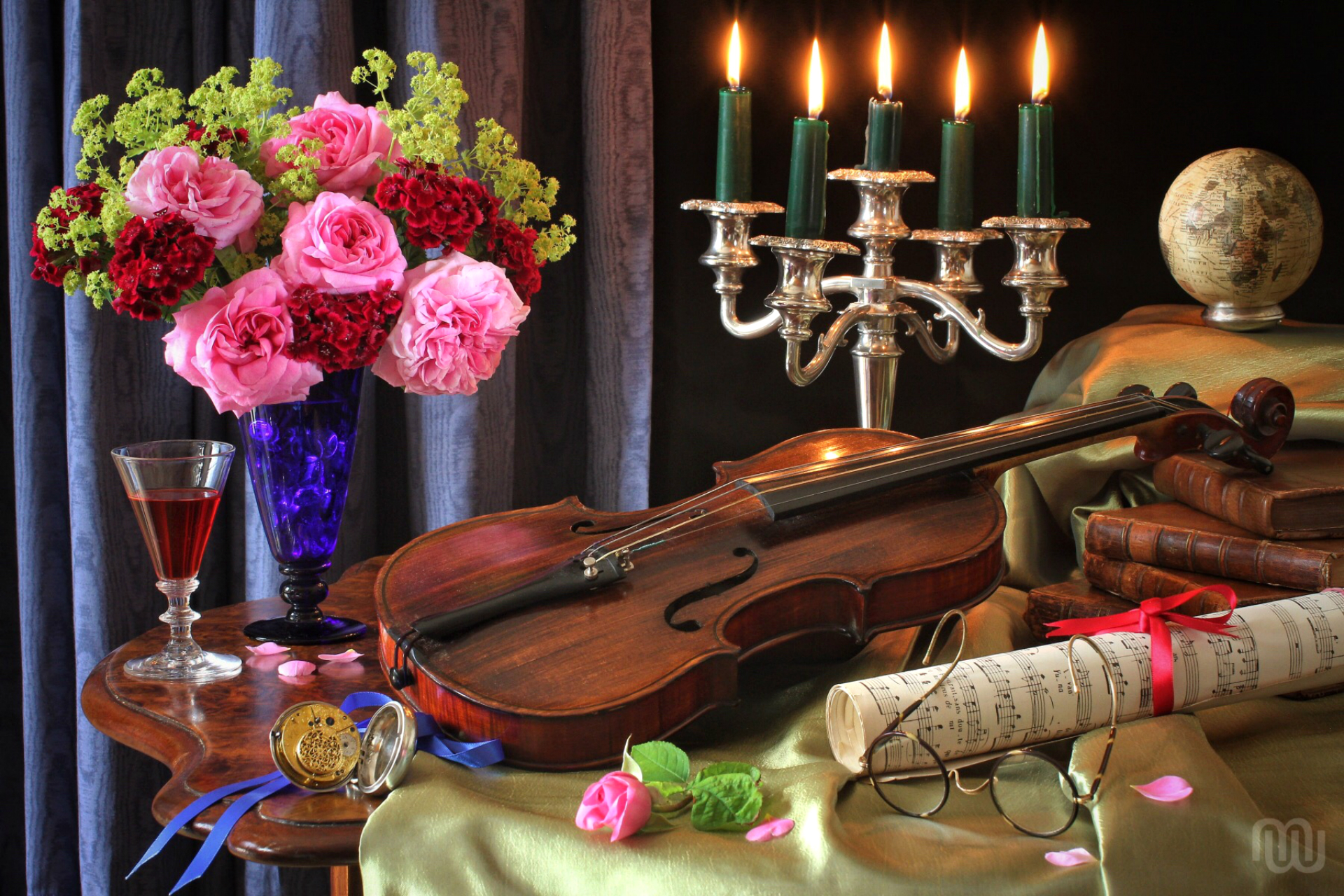 Красивый вечер музыкальный. Музыкальные инструменты и цветы. Натюрморт с музыкальными инструментами. Романтический натюрморт. Розы и музыкальные инструменты.