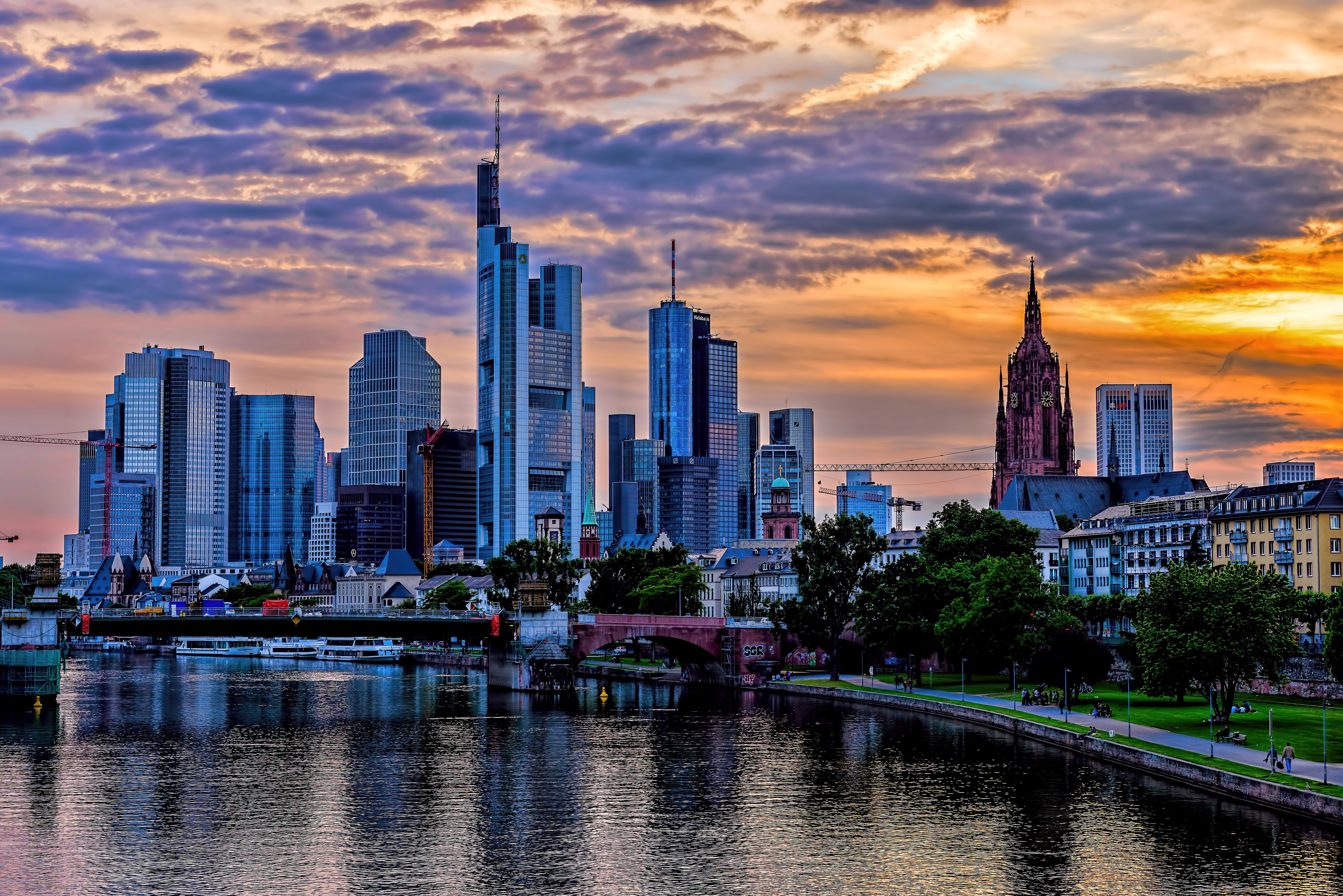Main night. Франкфурт-на-Майне небоскребы. Город Франкфурт на Майне Германия. Франкфурт небоскребы. Высотки Франкфурта на Майне.
