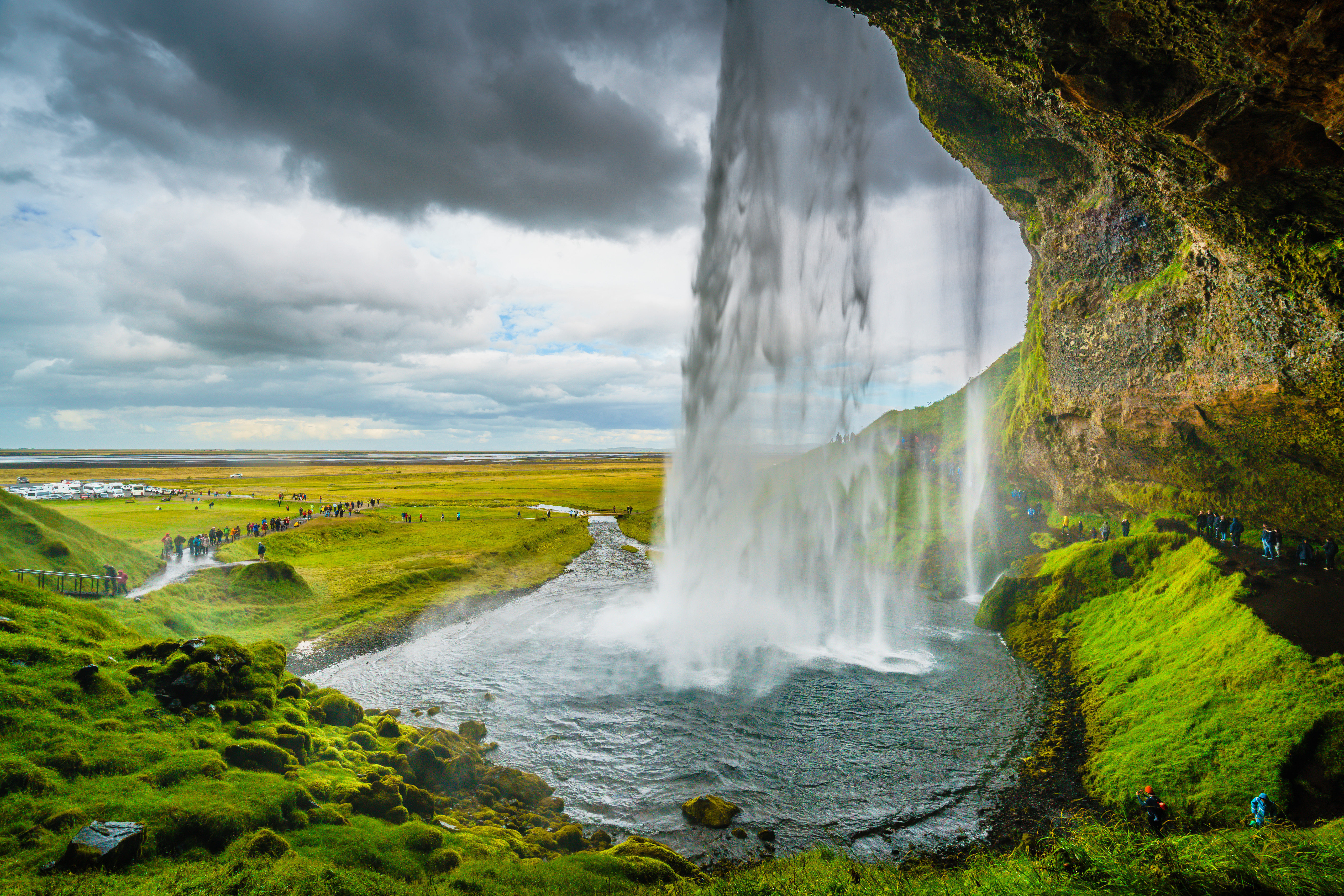 Исландия. Сельяландсфосс Долина Исландия. Водопады Исландии. Водопад Селйяландсфосс. Горы в Исландии с водопадом.
