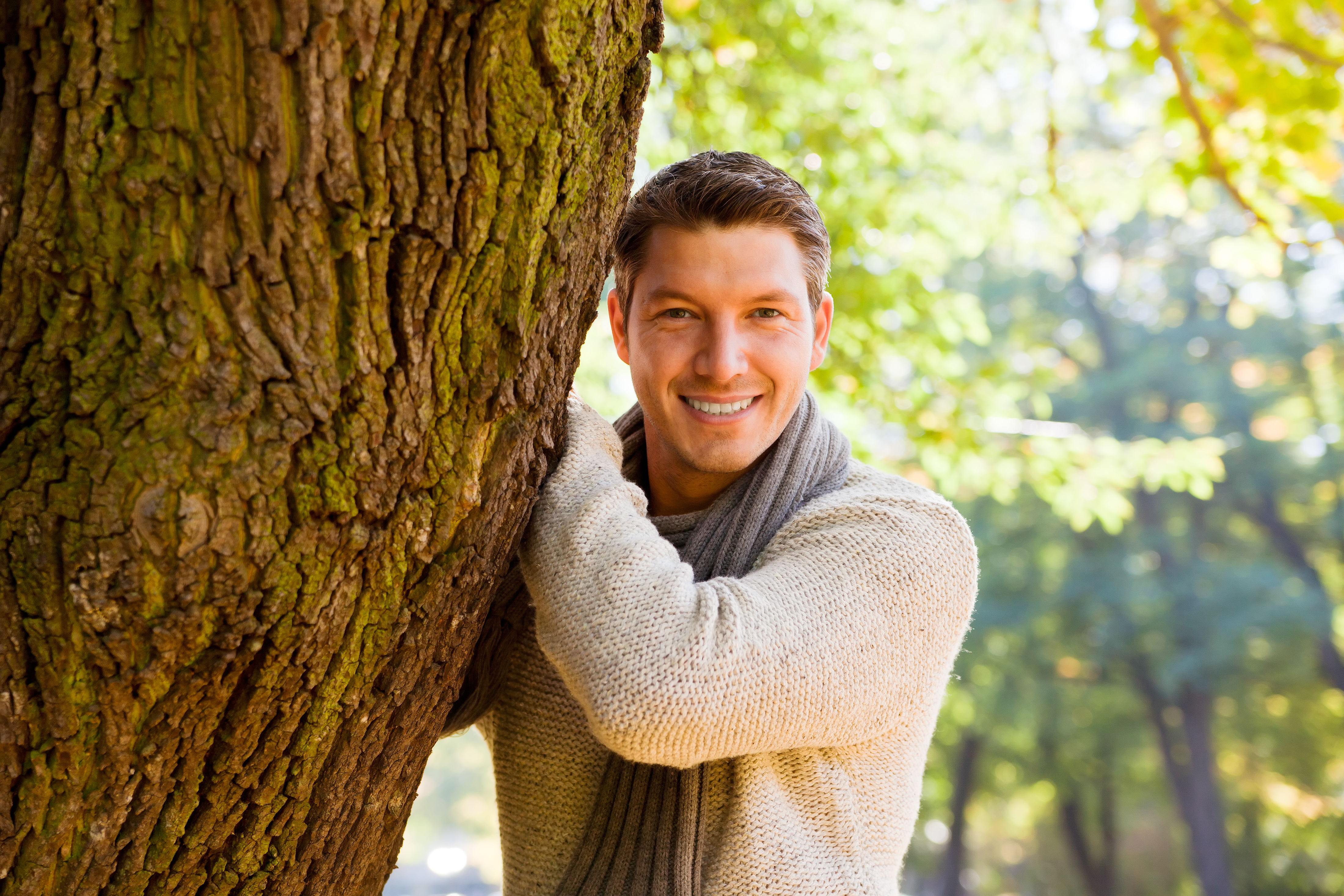 Мужчина. Парень улыбается. Мужчина средних лет. Человек около дерева. Фото мужчин.