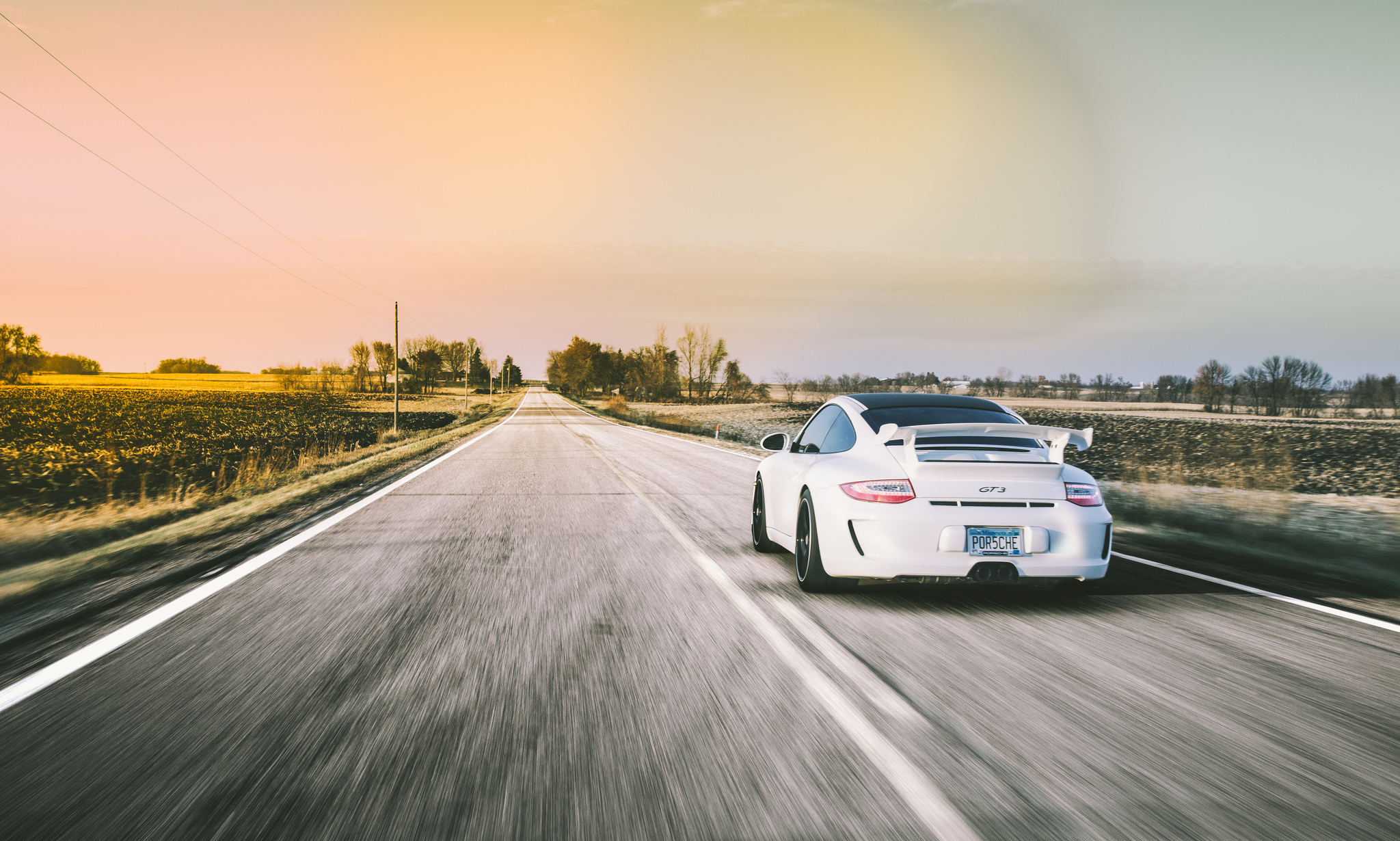 Обои машин едет. Порше 911 дорога. Porsche 911 gt3 Wallpaper 4k. Машина на дороге. Машина уезжает.