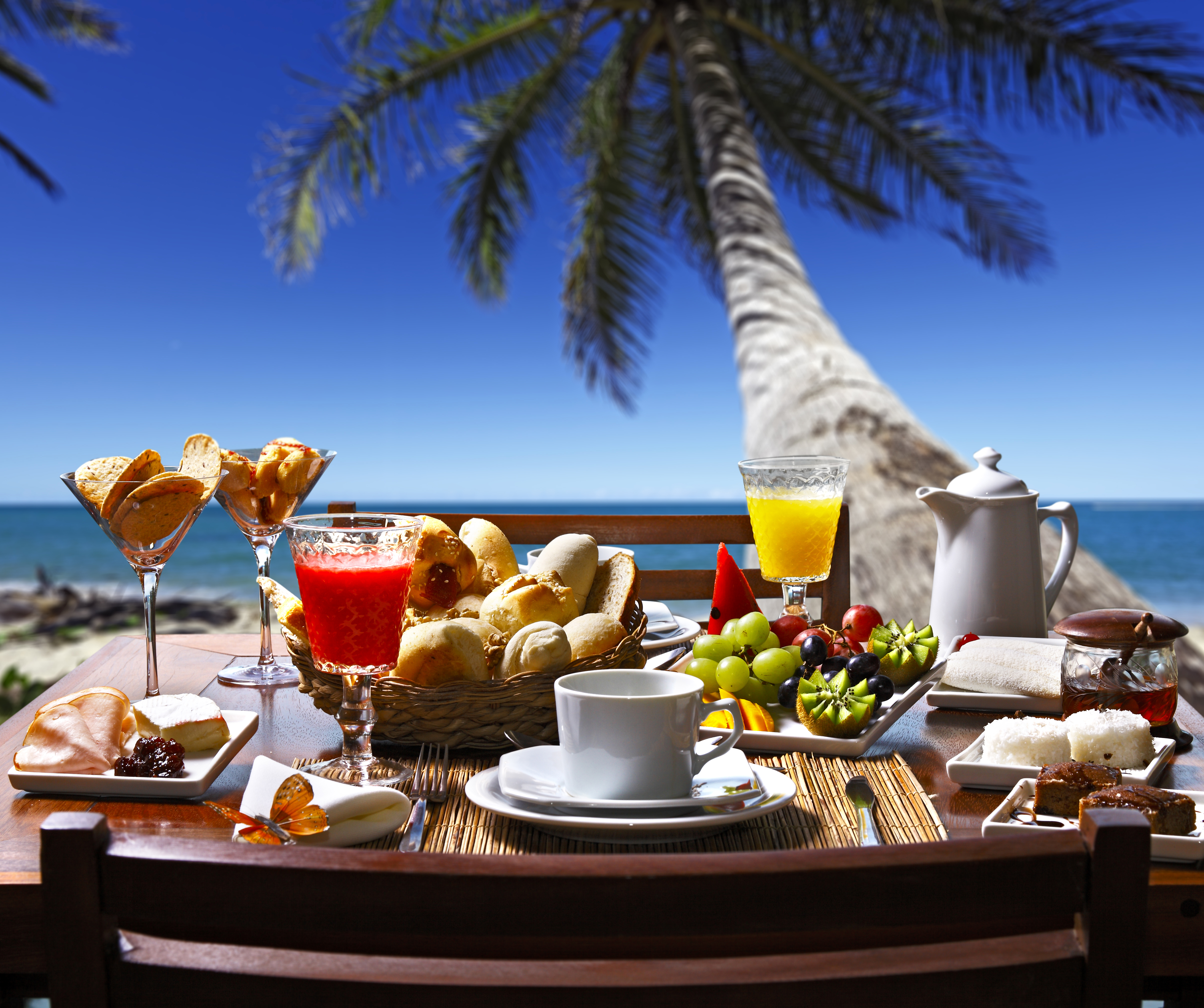 Беречь завтрак. Завтрак на пляже. Завтрак на побережье. Завтрак с видом на море. Столик у моря.