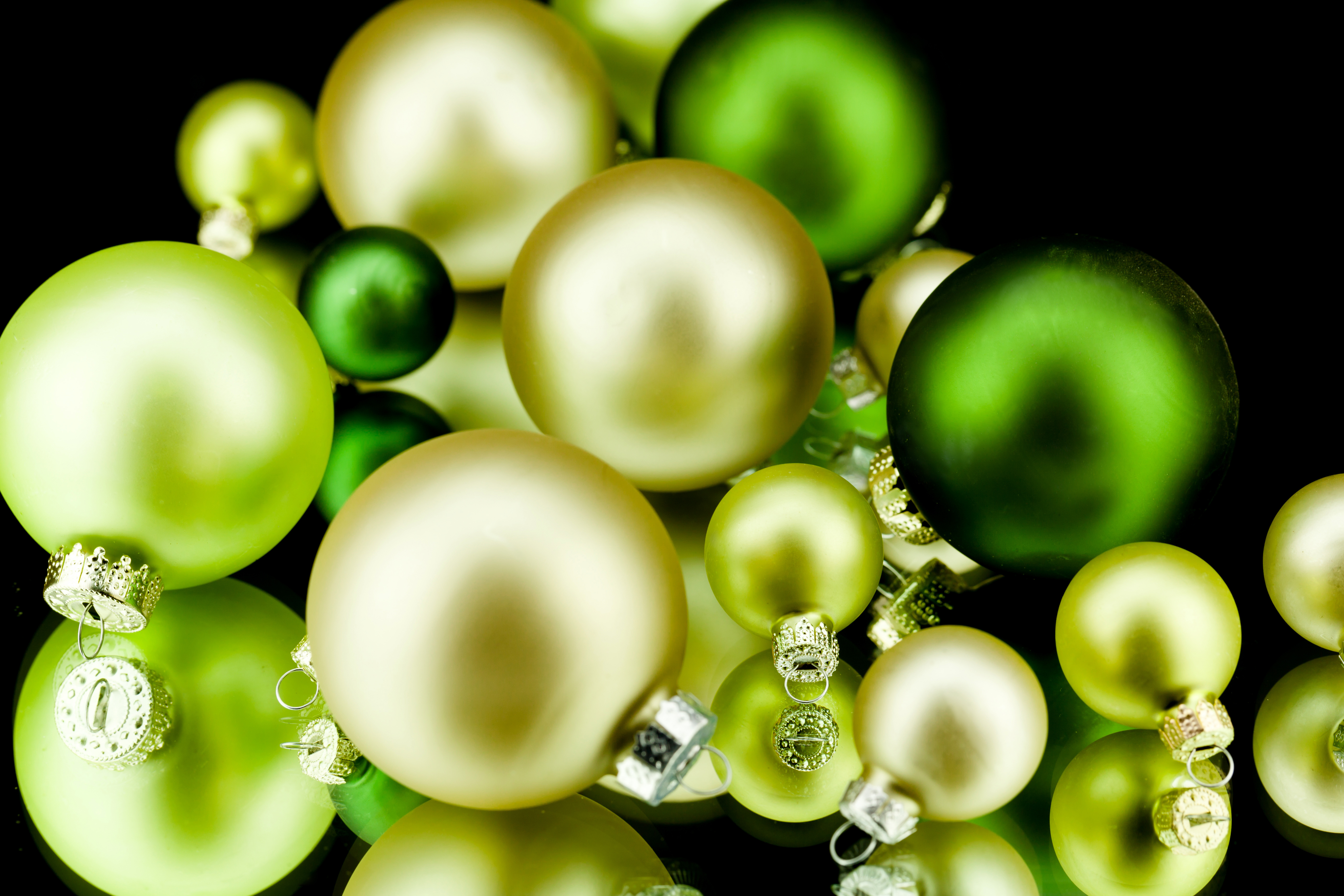 Зеленый золотой шары