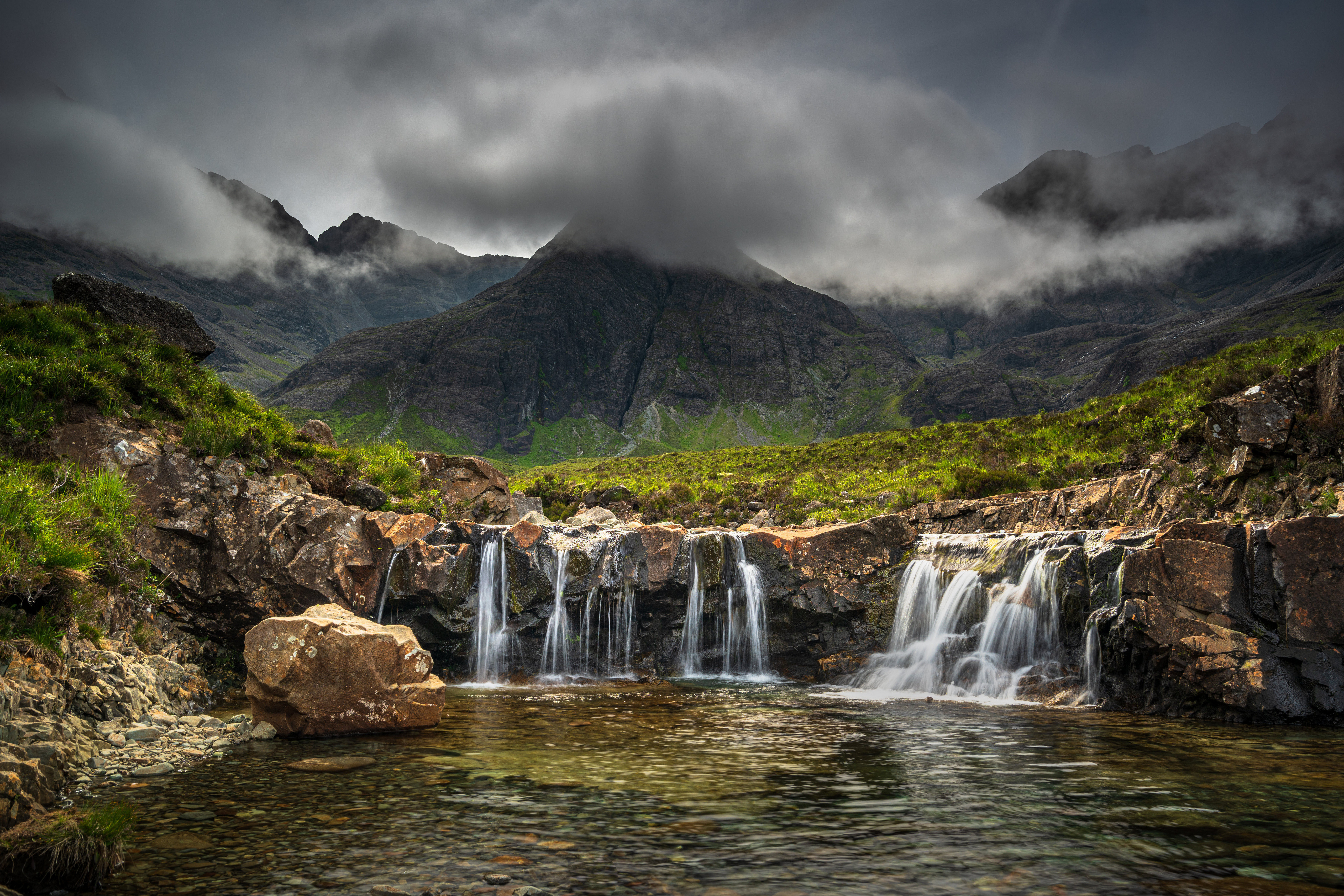 Sfondi Scozia Isle of Skye Natura Montagne Pietre Nuvole 5120x3415 montagna Nubi