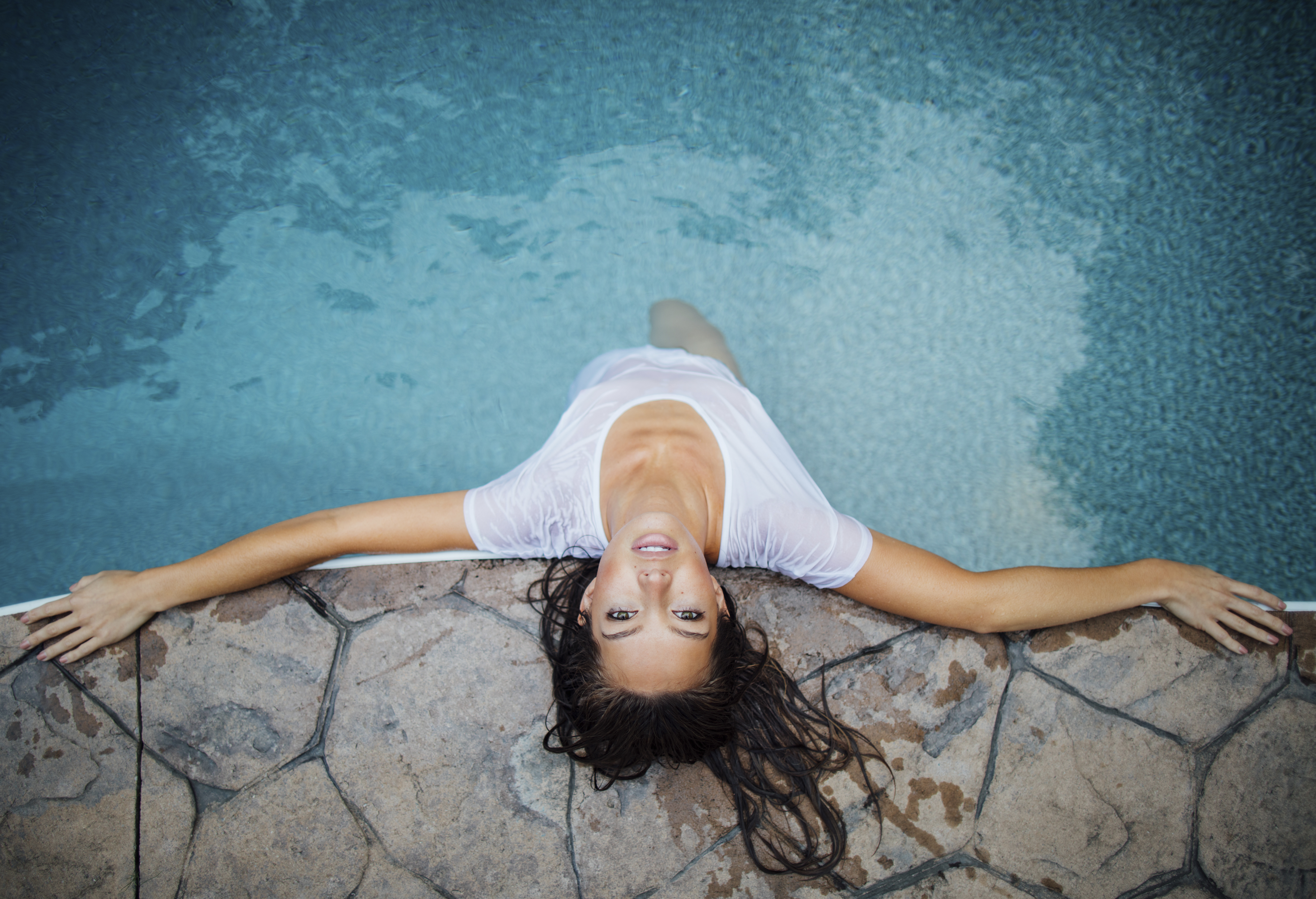 Красивые девочки сверху. Модель Джесси Херцог. Девушка в бассейне. Фотосессия в бассейне. Девушка лежит в бассейне.