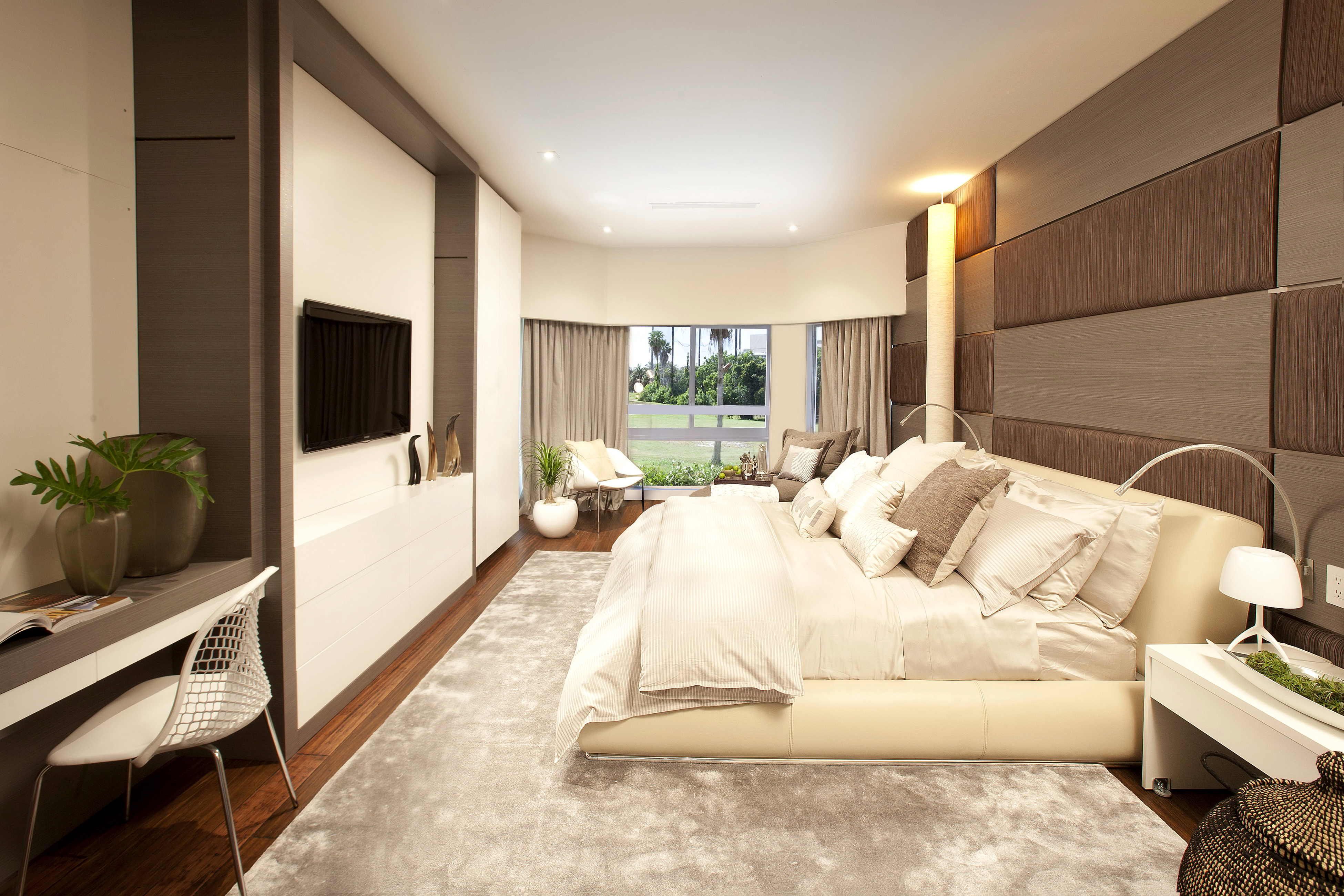 Room tone. Pluton 60w s-550-shiny-220v-ip44. Интерьер спальной комнаты. Большая спальня в современном стиле. Интерьер в бежевом стиле.