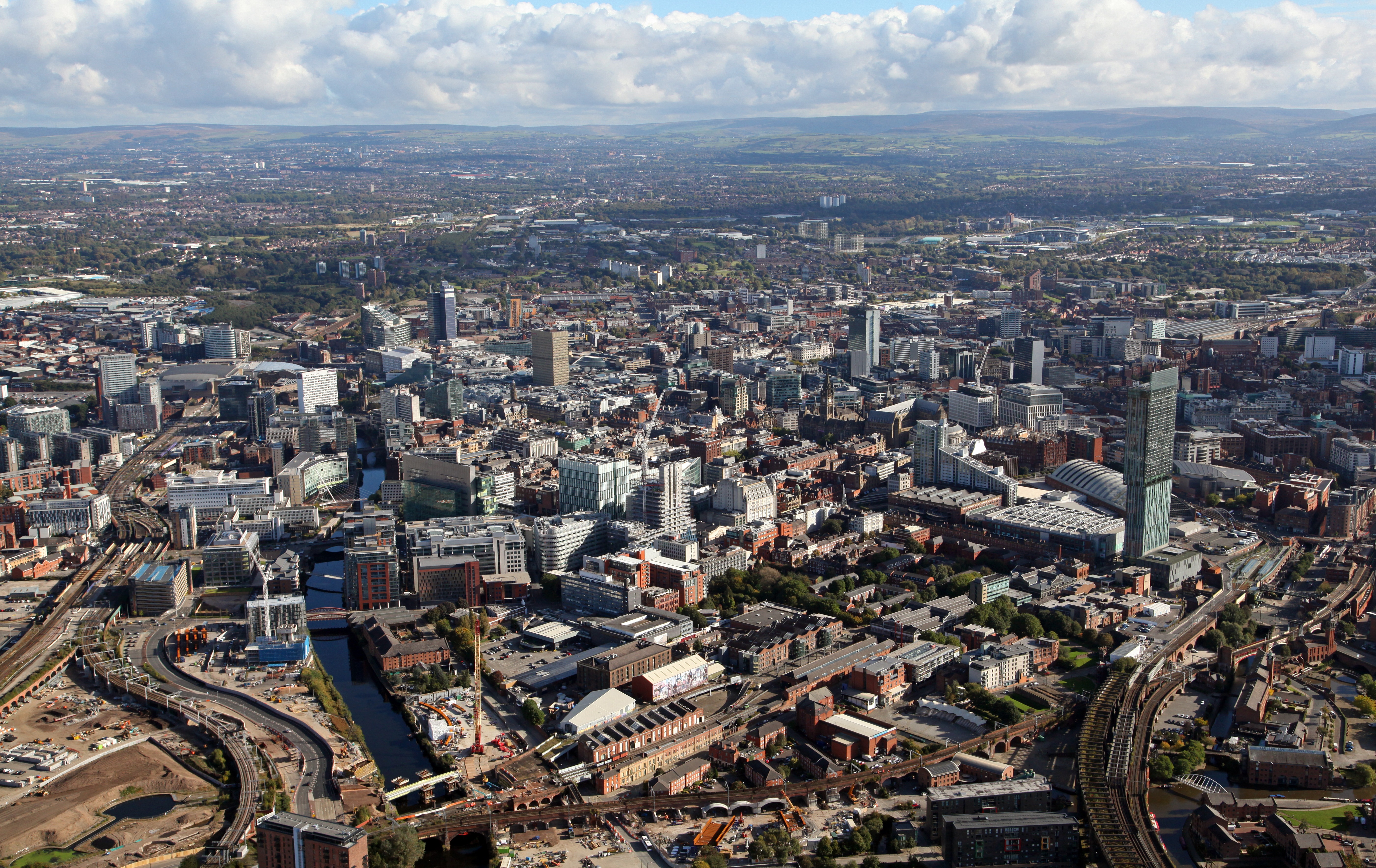 Achtergrond Engeland Manchester, County greater Manchester van bovenaf Huizen een stad 5606x3537 Bovenaanzicht gebouw Steden gebouwen