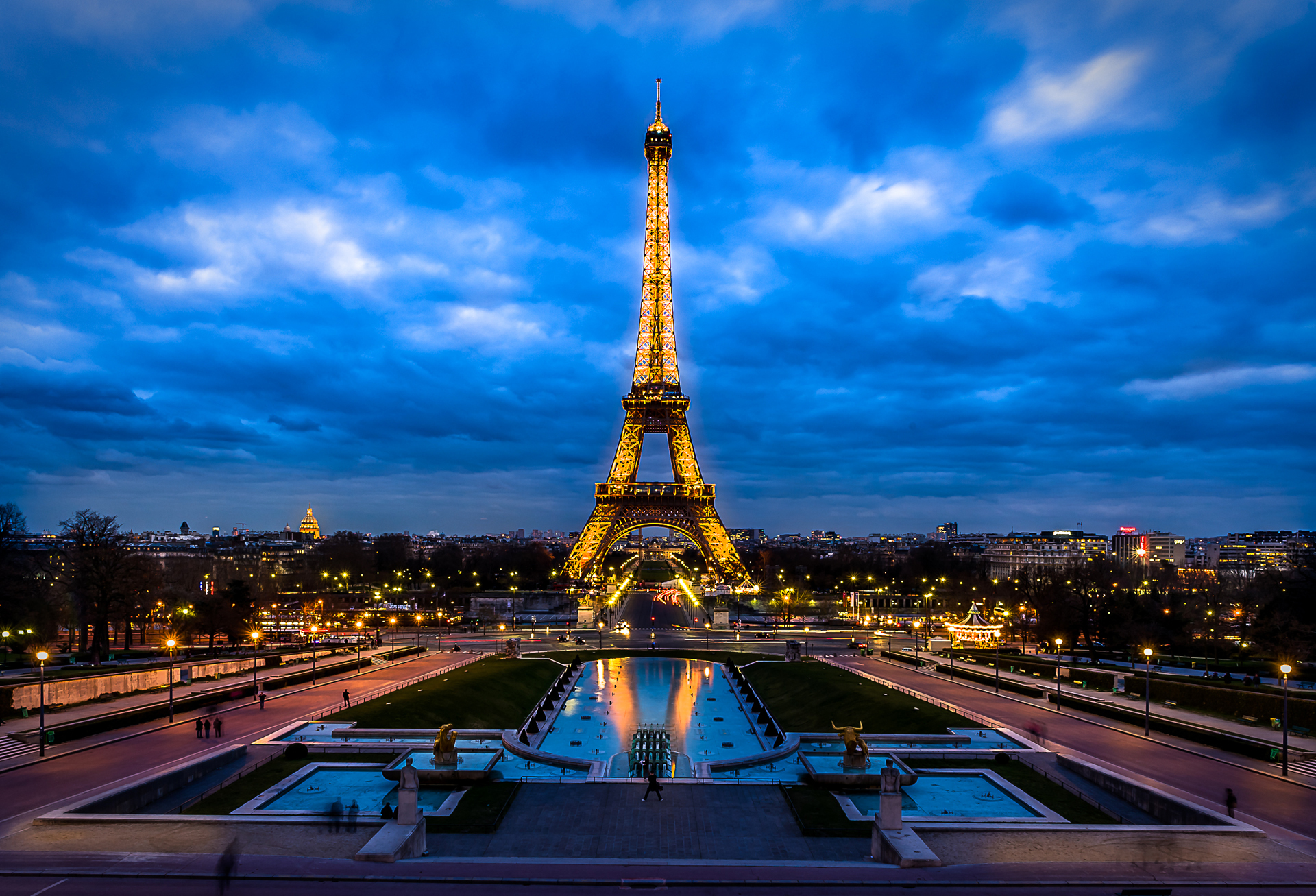 Paris france. Эйфелева башня в Париже. Эйфель башня Франция. Достопримечательности Франции Эйфелева башня. Эйфель башня ночью.