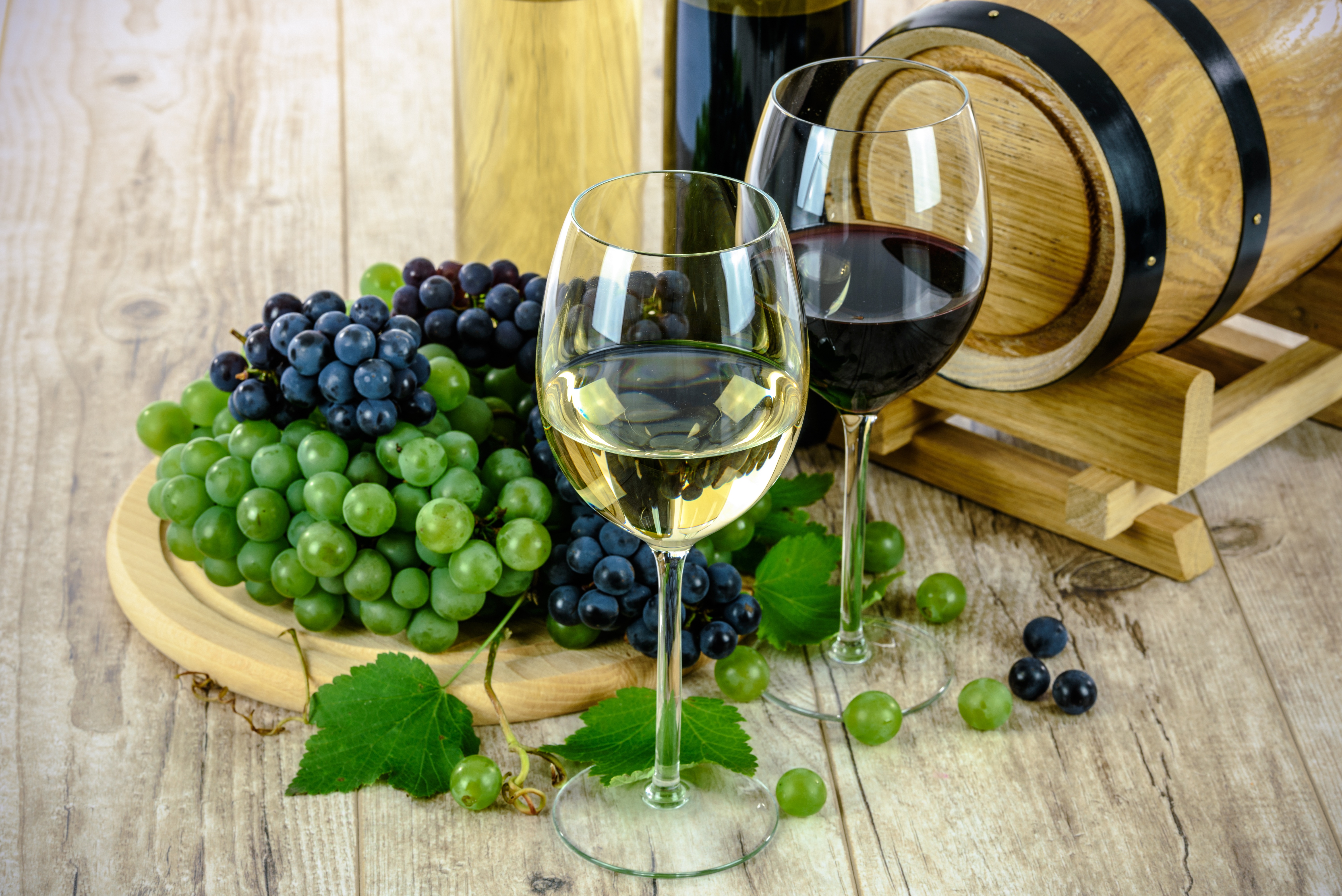 Картинку вине. Вино и виноград. Виноградная лоза вино. Бокал вина и виноград. Вино обои.