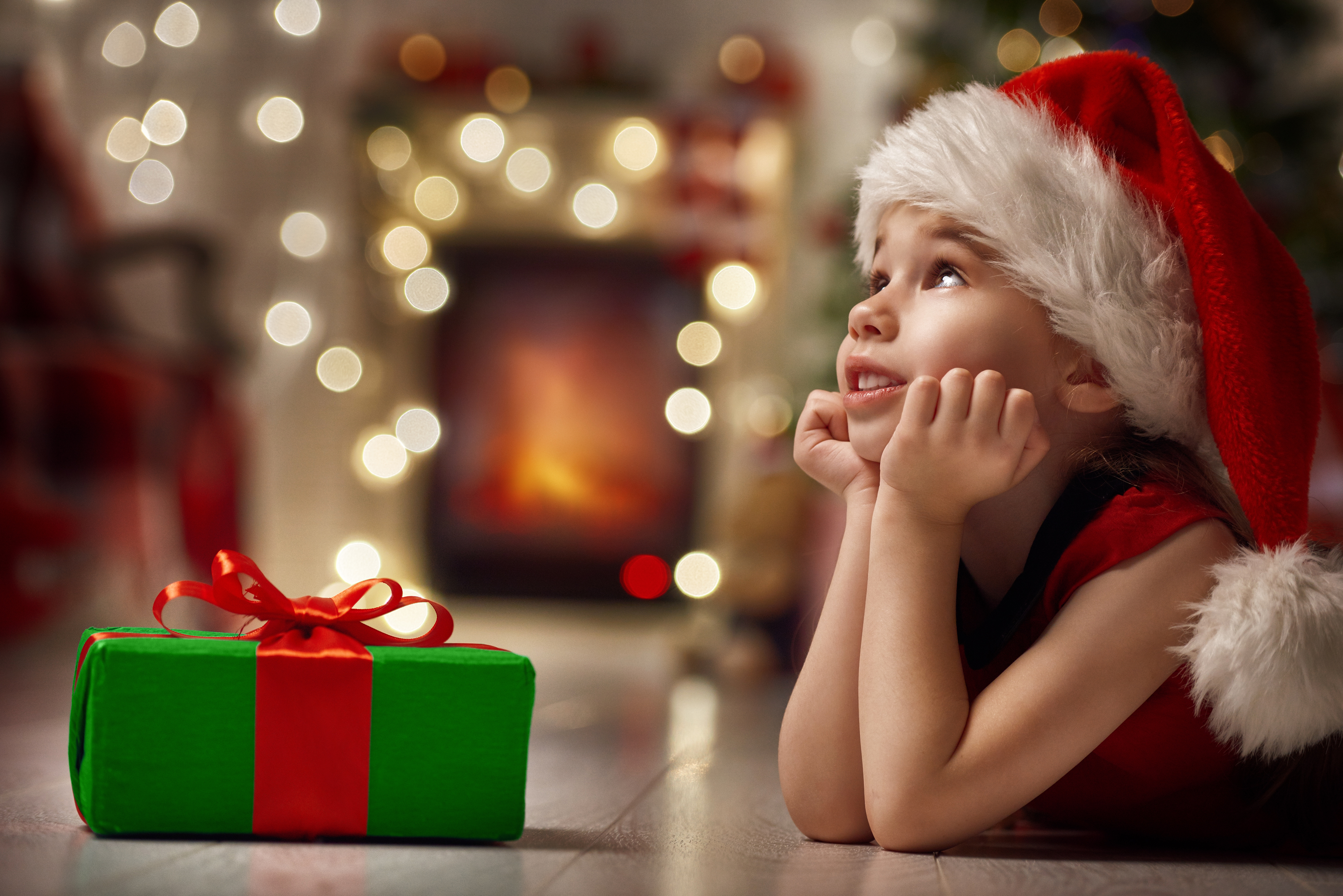 Рождество дарит подарки. Подарки под ёлкой. Новый год дети. Новогодние подарки для детей. Дети под елкой с подарками.