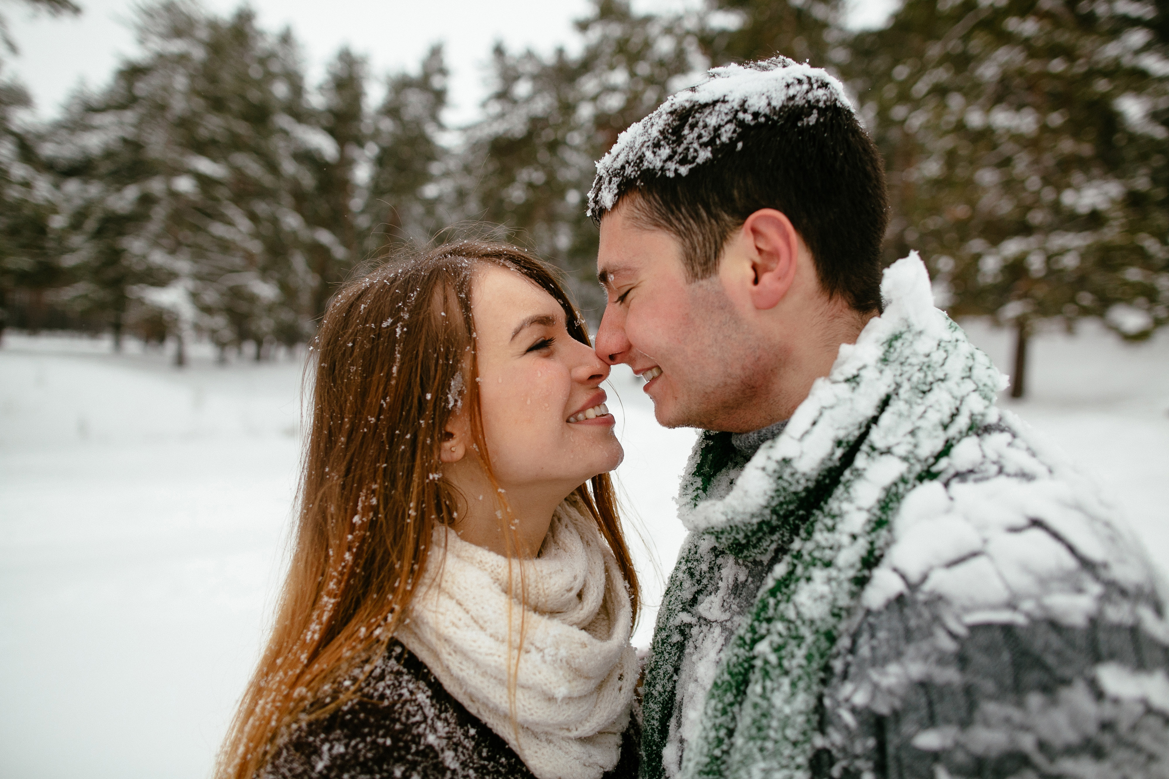 Любовь новому мужу. Влюбленные зимой. Зима любовь. Зимняя романтика. Красивая пара зимой.