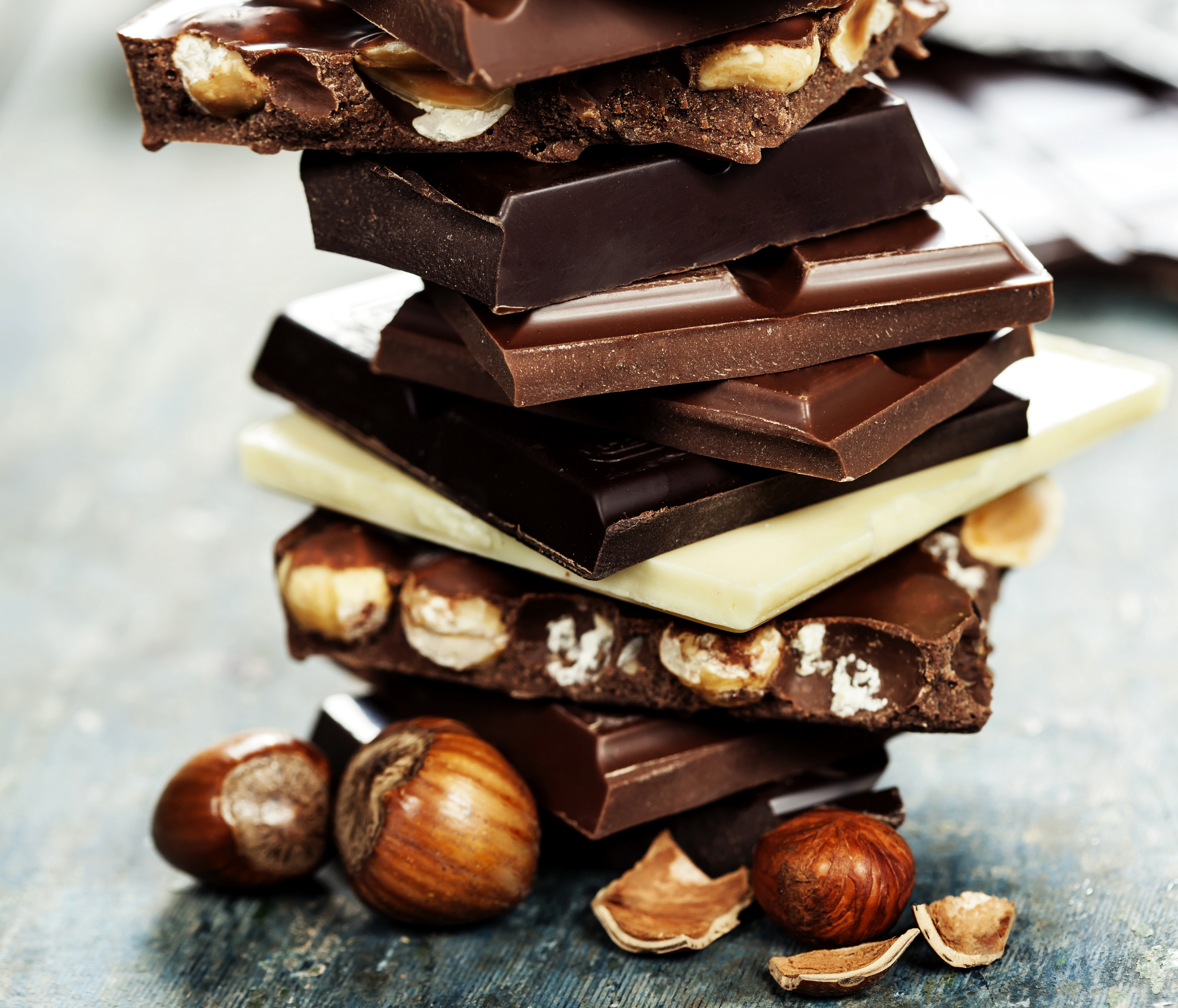 Покажи картинку шоколада. Шоколад с орехами. Шоколадка с орехами. Шоколадка с орешками. Разные шоколадки.