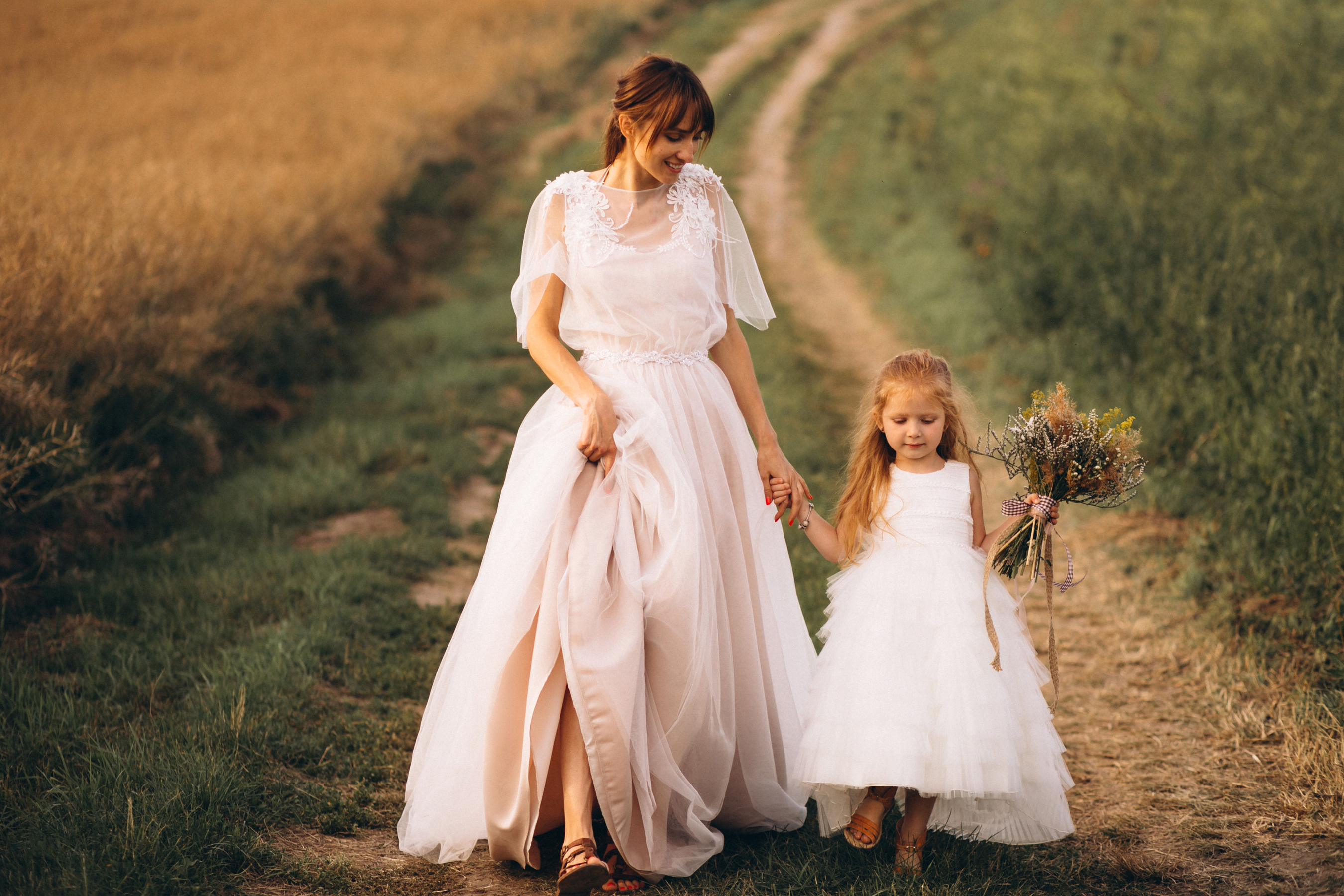 Маме приснились дочки. Мама и дочка. Девочка с мамой. Платье для фотосессии с дочкой. Девочка в платье невесты.