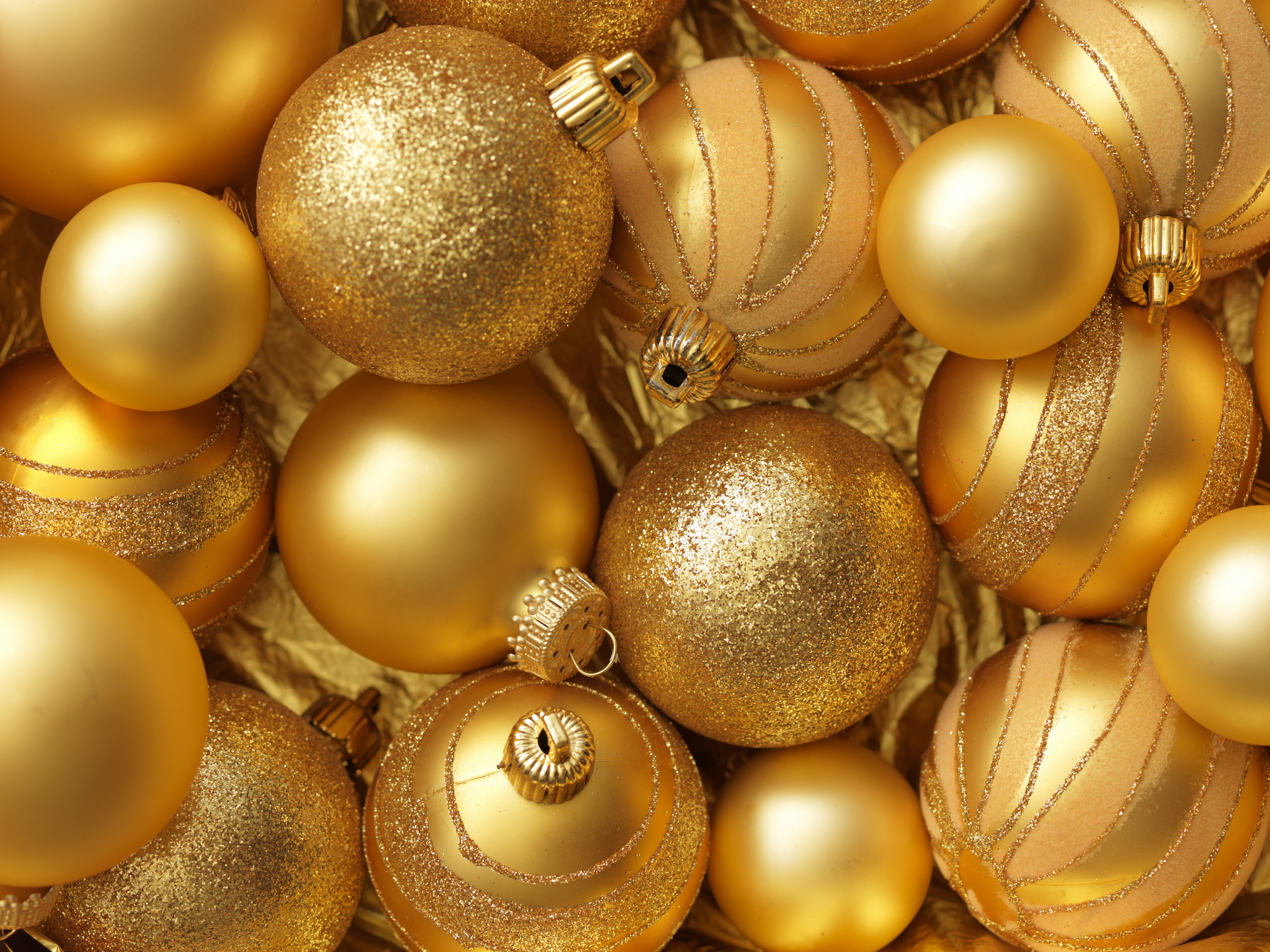 Golden new. Новогодние шары. Новогодние шары золотые. Шарик новогодний. Золотистые новогодние шары.