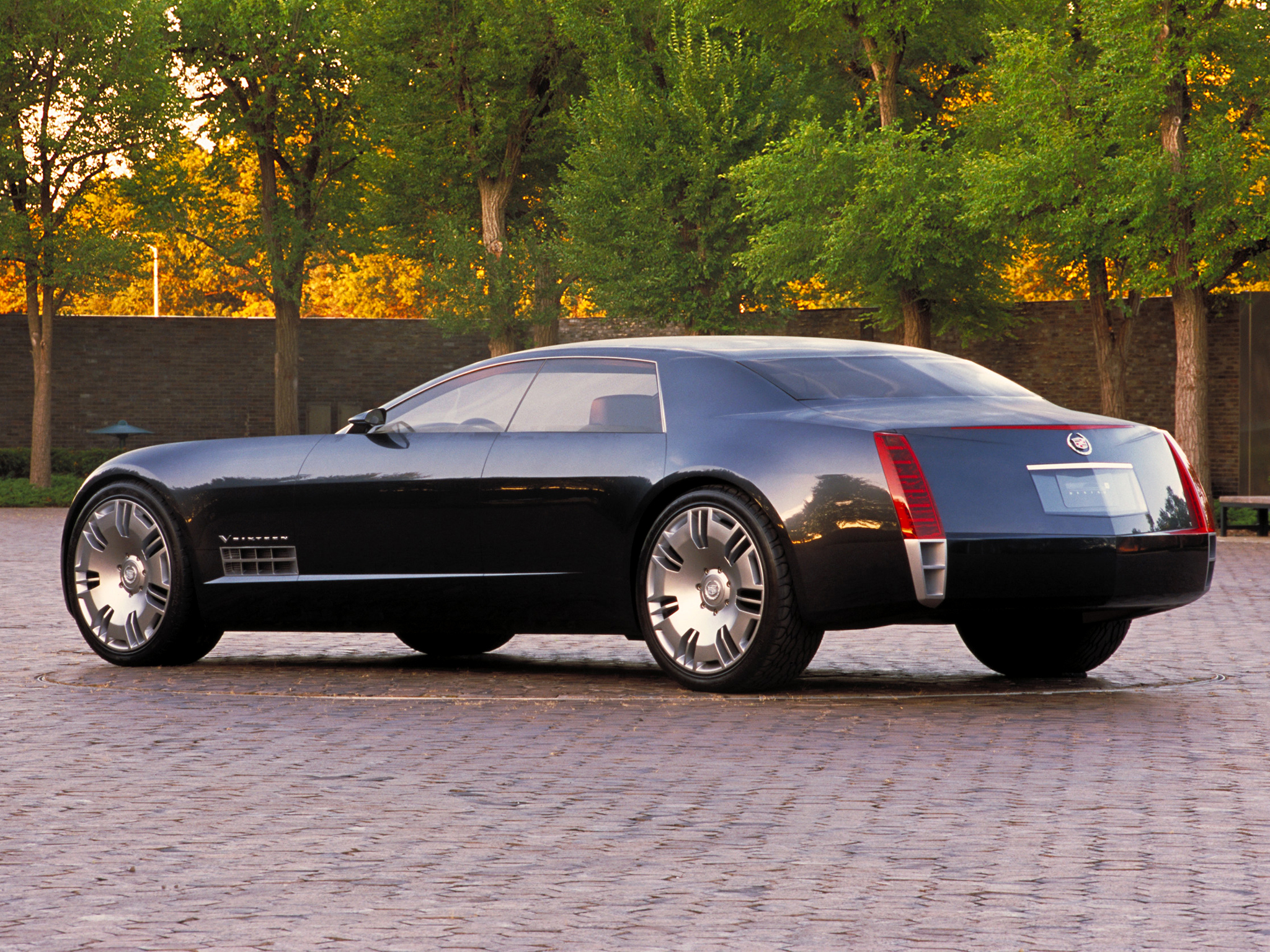 Машины сегодня. Кадиллак Сикстин. Cadillac cfh11. Cadillac 16 Concept. Cadillac Sixteen 2003.