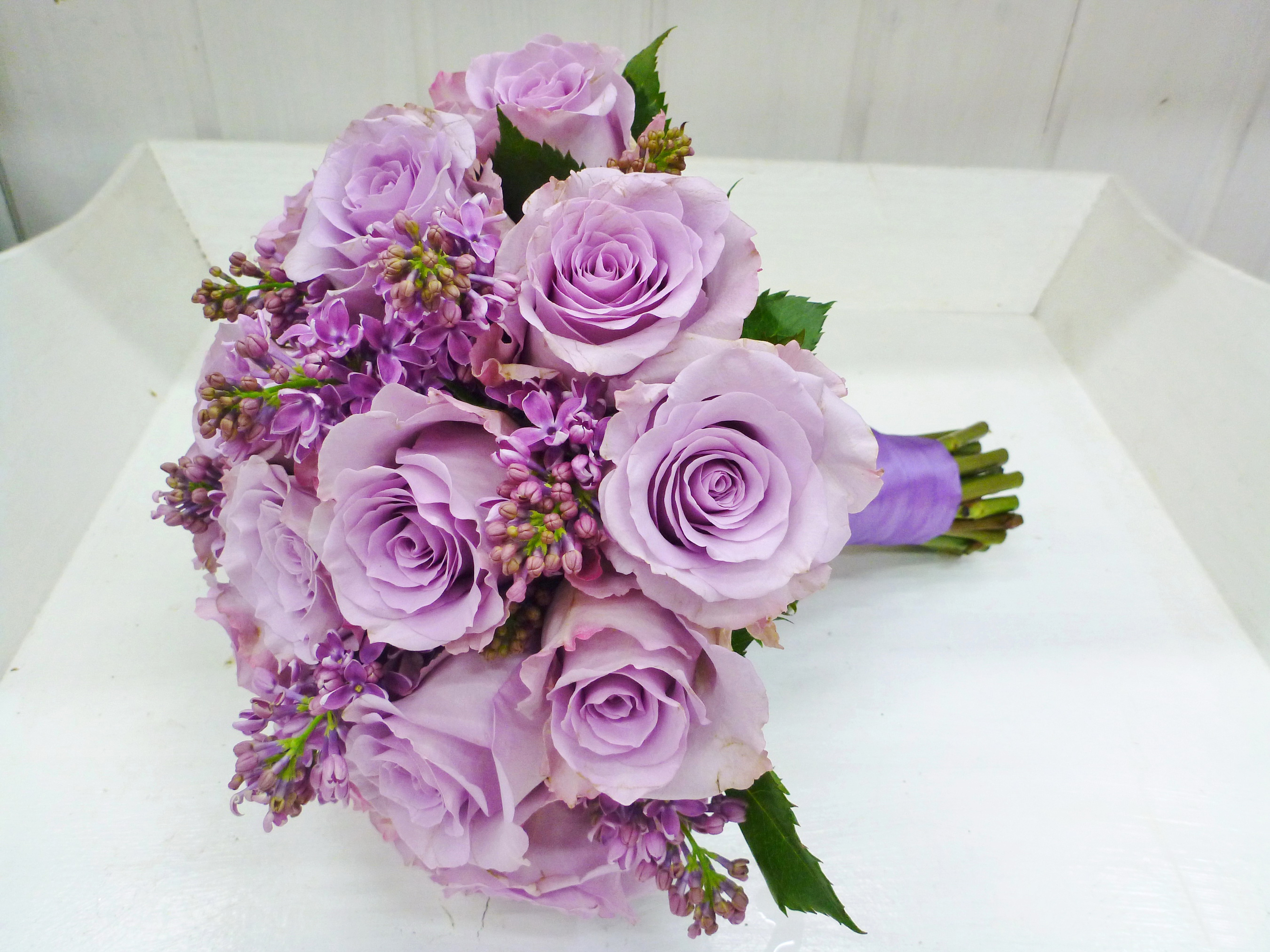 Белые розы фиолетовый. Букет невесты с сиренью. Свадебный букет пионы и сирень. Сирень фиолет букет.