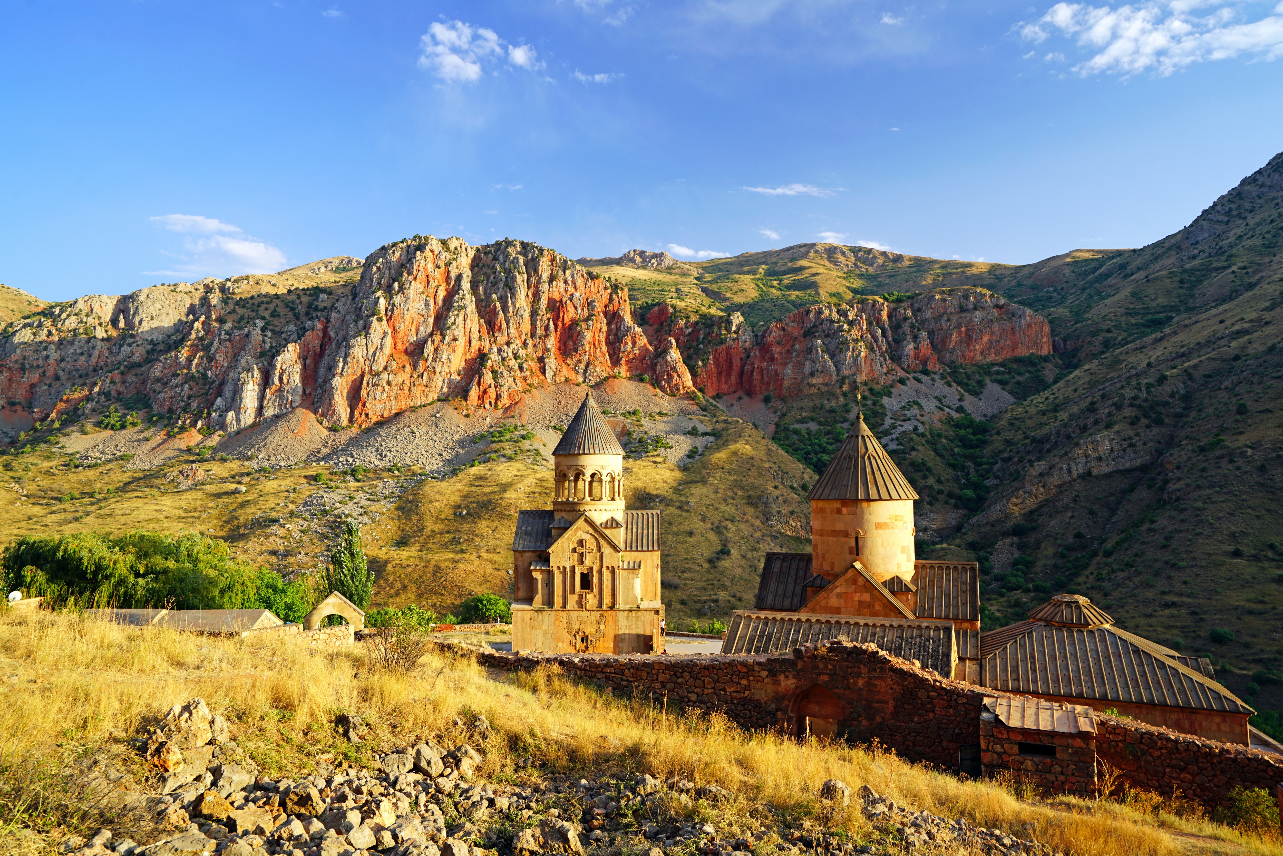 Mountain armenia. Монастырь Нораванк Армения. Монастырский комплекс Нораванк Армения. Ереван храм Нораванк. Хор Вирап и Нораванк монастырь Нораванк.