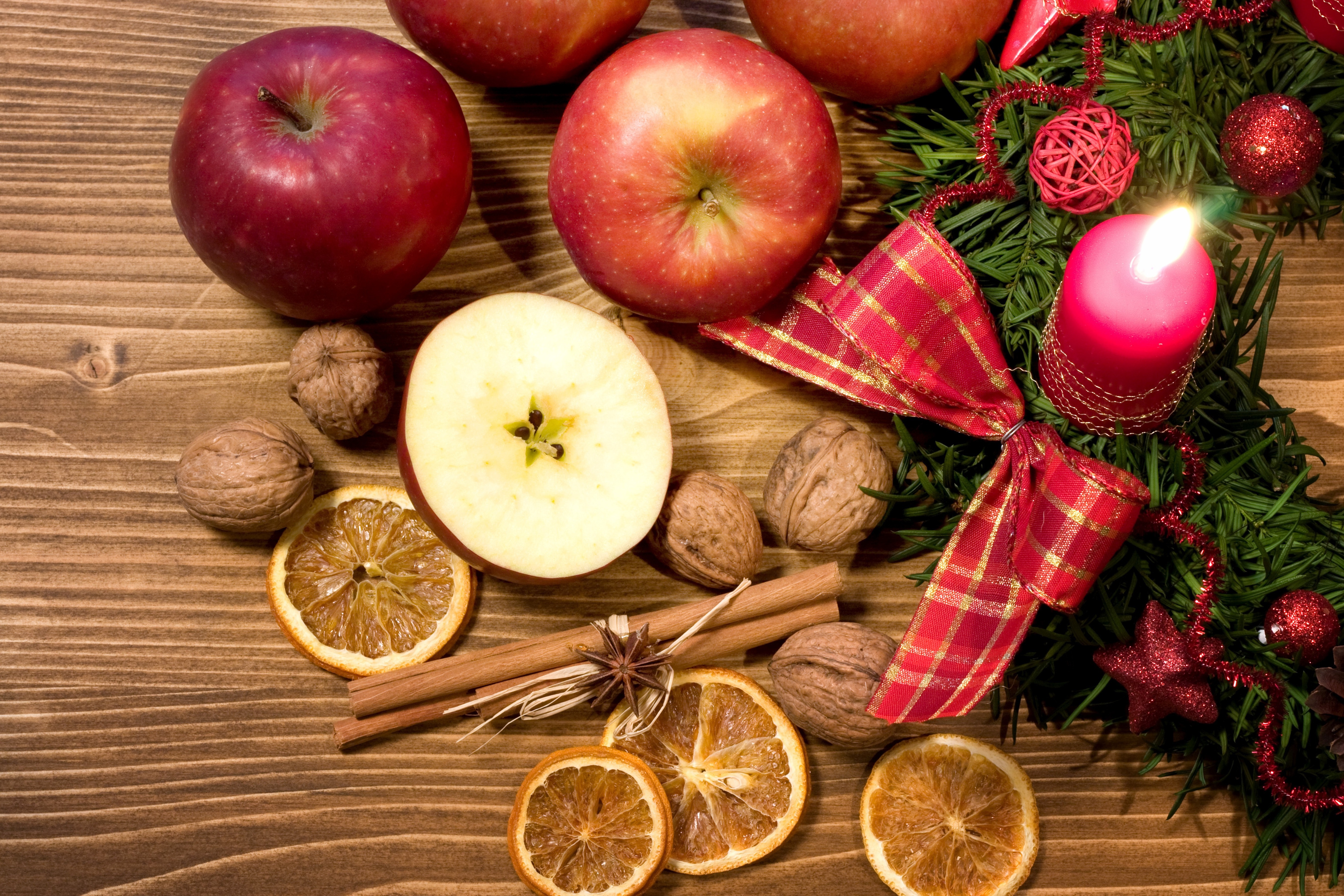 Фрукты нового года. Новогодние фрукты. Яблоки на елке. Новогодние орехи и фрукты. Яблоки на новогоднем столе.