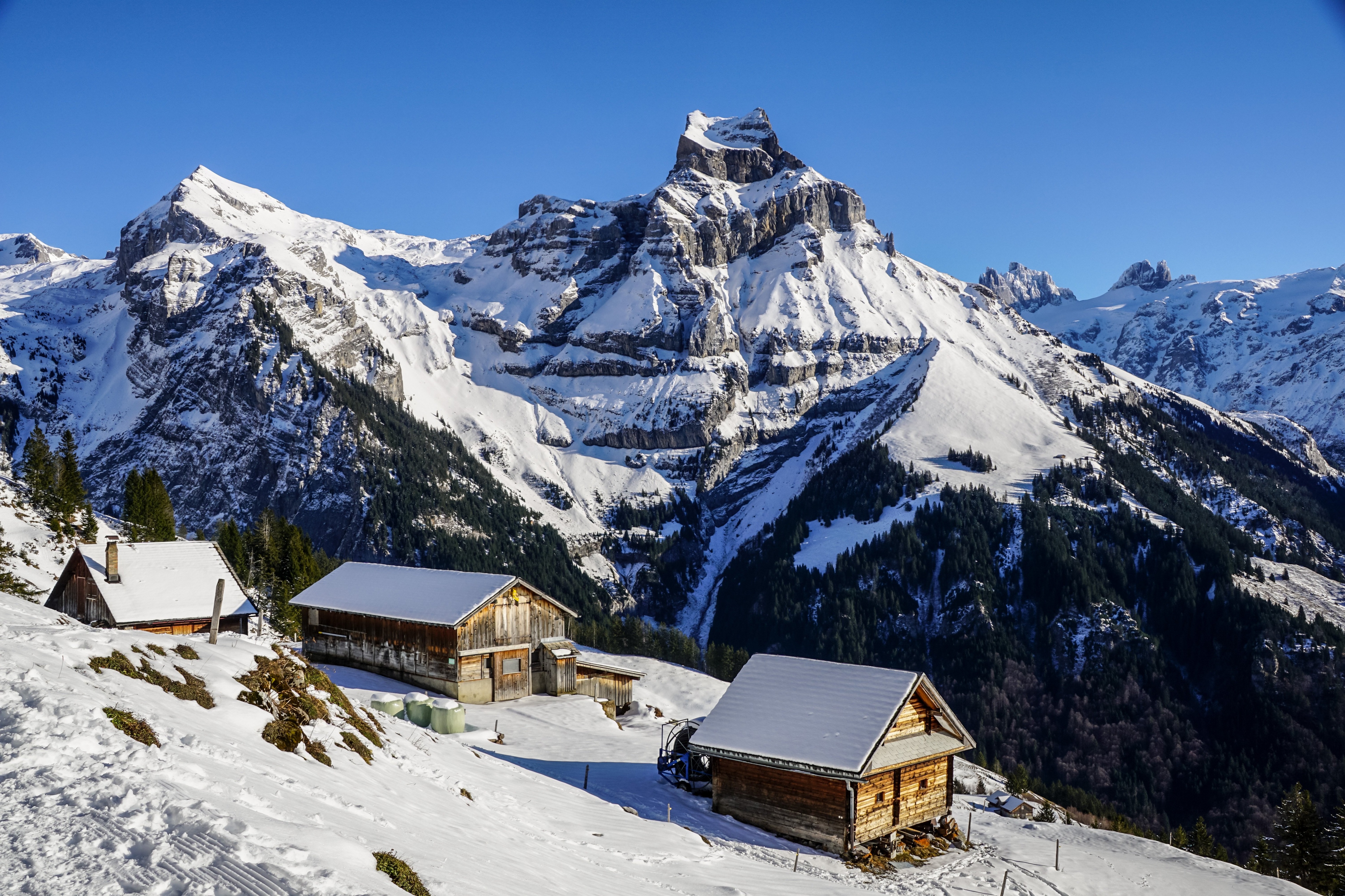 Mountain getaway. Альпийские горы в Швейцарии. Доломитовые Альпы Швейцария. Швейцария горы Альпы пейзажи. Горный Экоотель, французские Альпы.