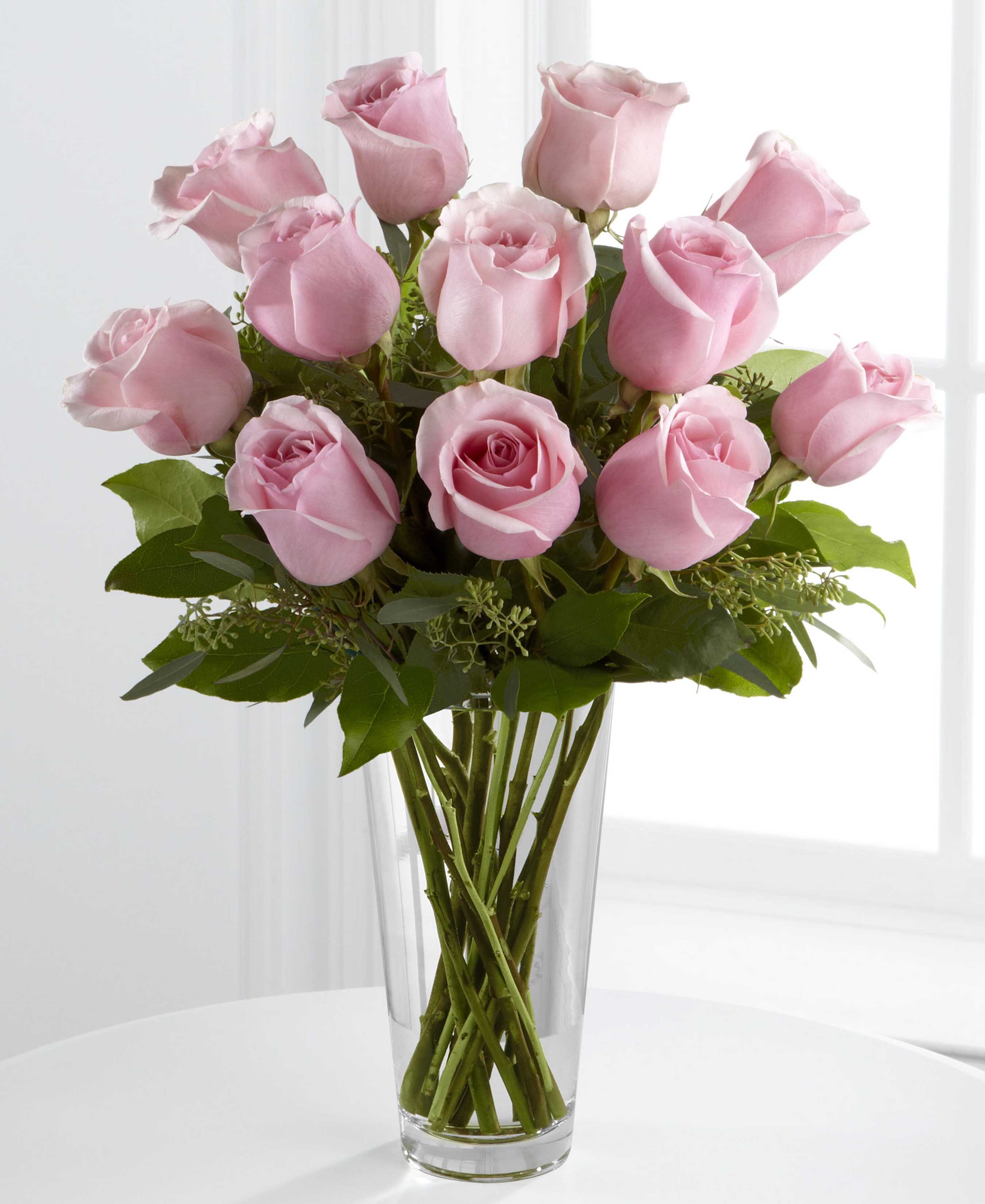 Свежие розы в вазе. Красивый букет цветов. Шикарные цветы в вазе. Букет роз. Красивые букеты в вазах.