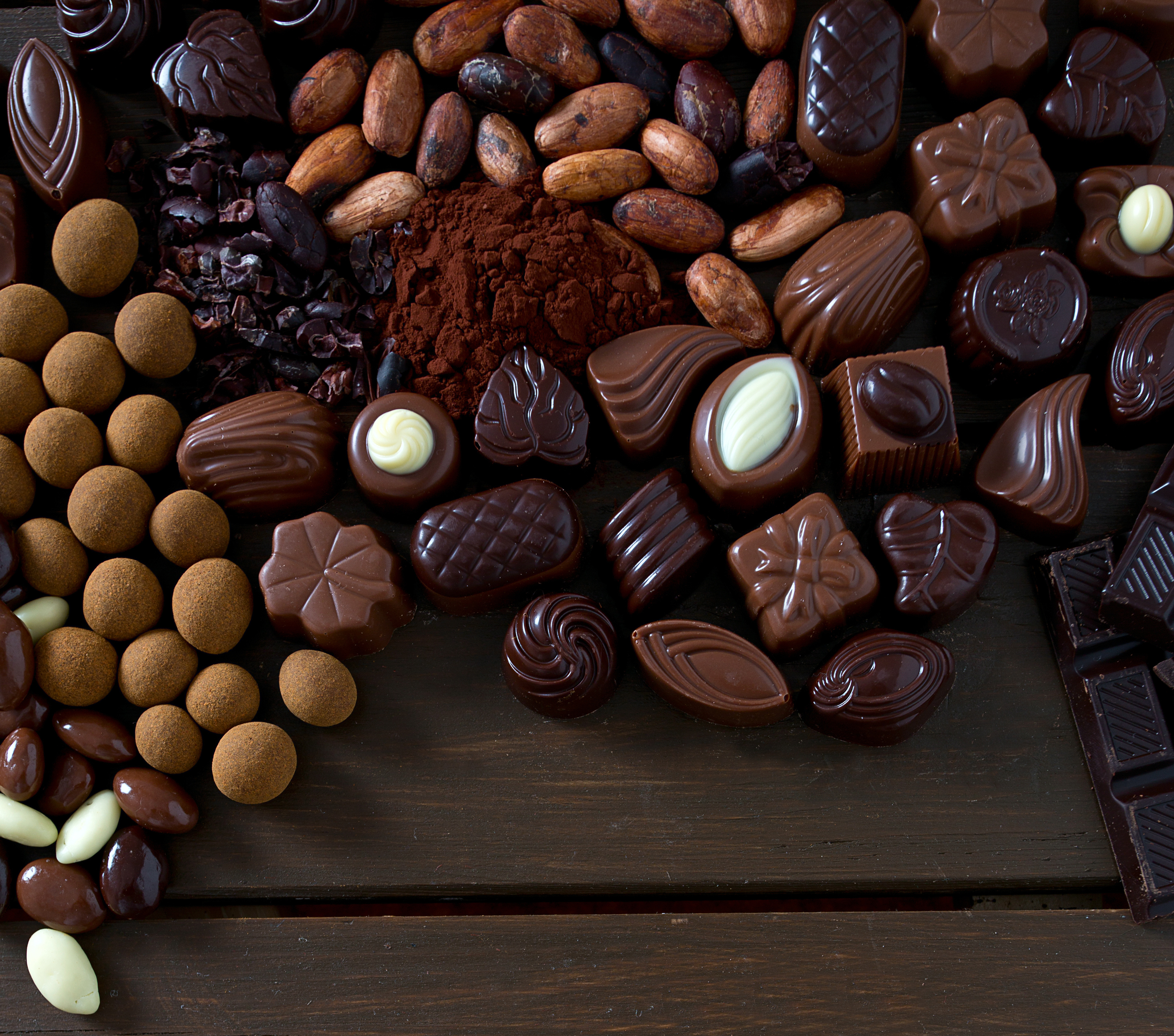 Шоколад столе. Шоколадные конфеты. Шоколад и шоколадные конфеты. Красивые конфеты. Шоколадные конфеты россыпью.
