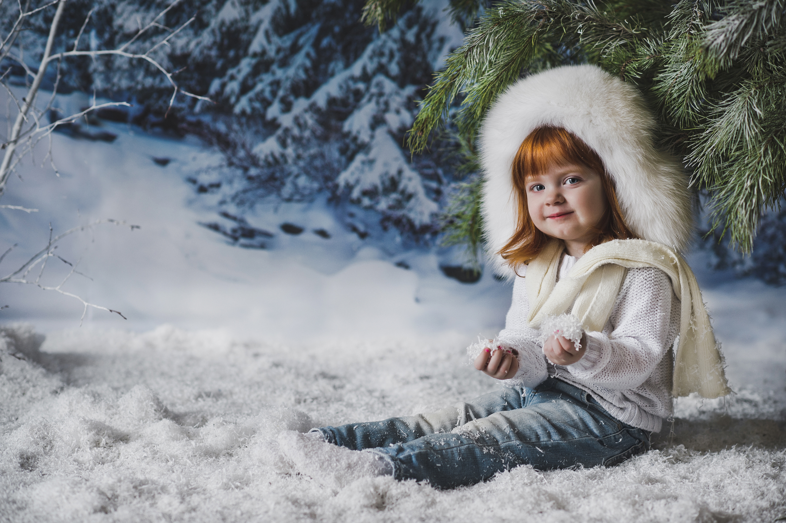 Маленькой девочке холодно. Зимний портрет. Дети зимой. Детская зимняя фотосессия. Зимняя фотосессия с ребенком.