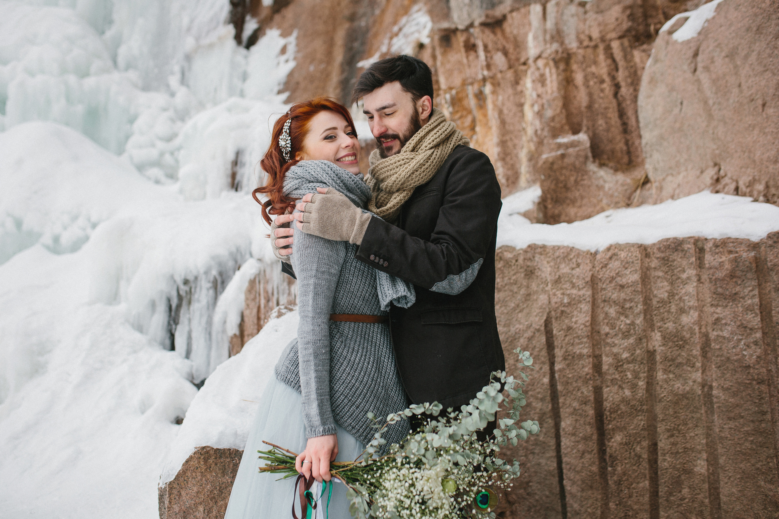Обнимаю зимой. Любовь зимой. Фотосессия влюбленных зимой. Мужчина и женщина зимой. Влюбленные в снегу.