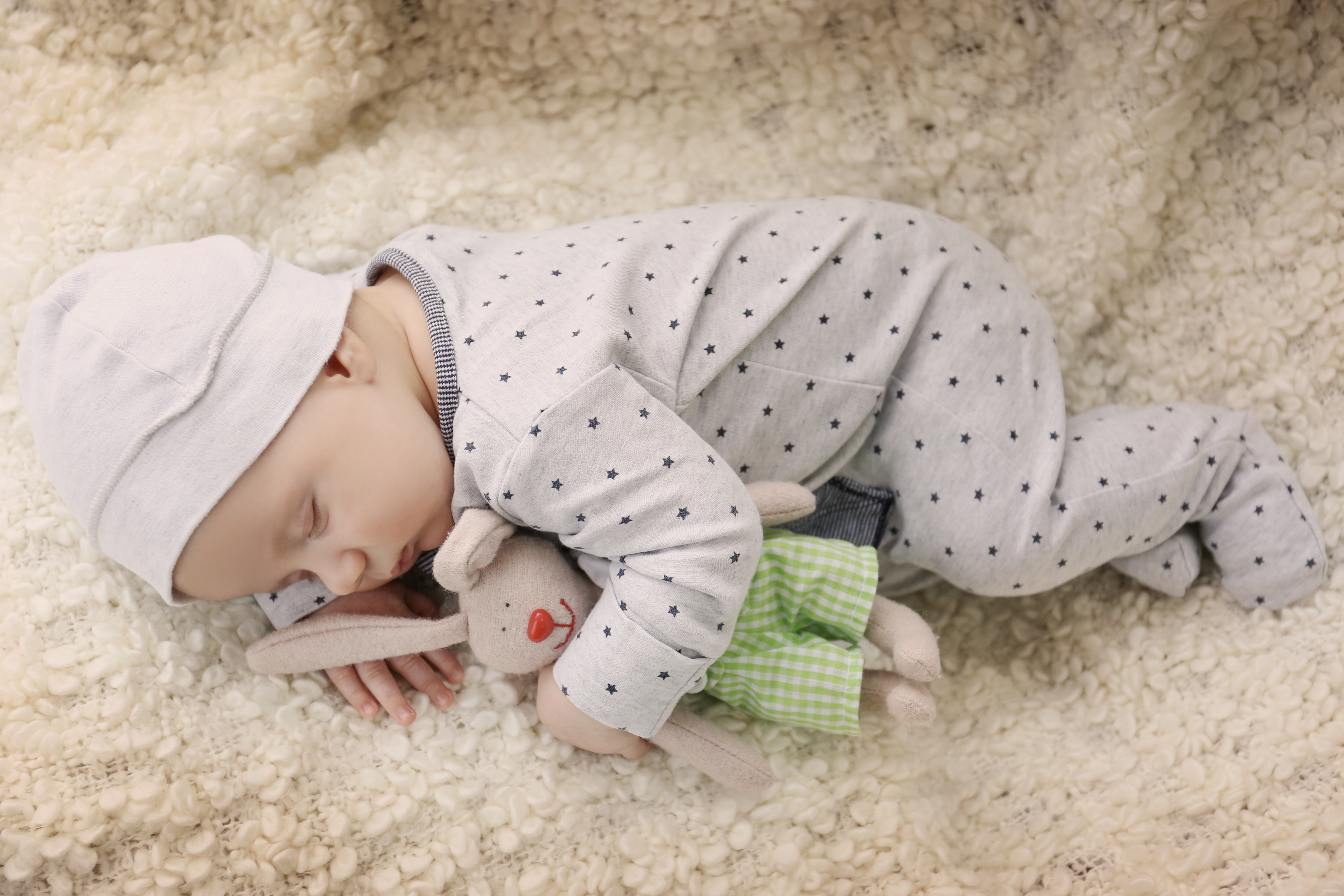 День сна для детей. Спящий ребенок. Одежда для новорожденных детей. Спящие малыши.