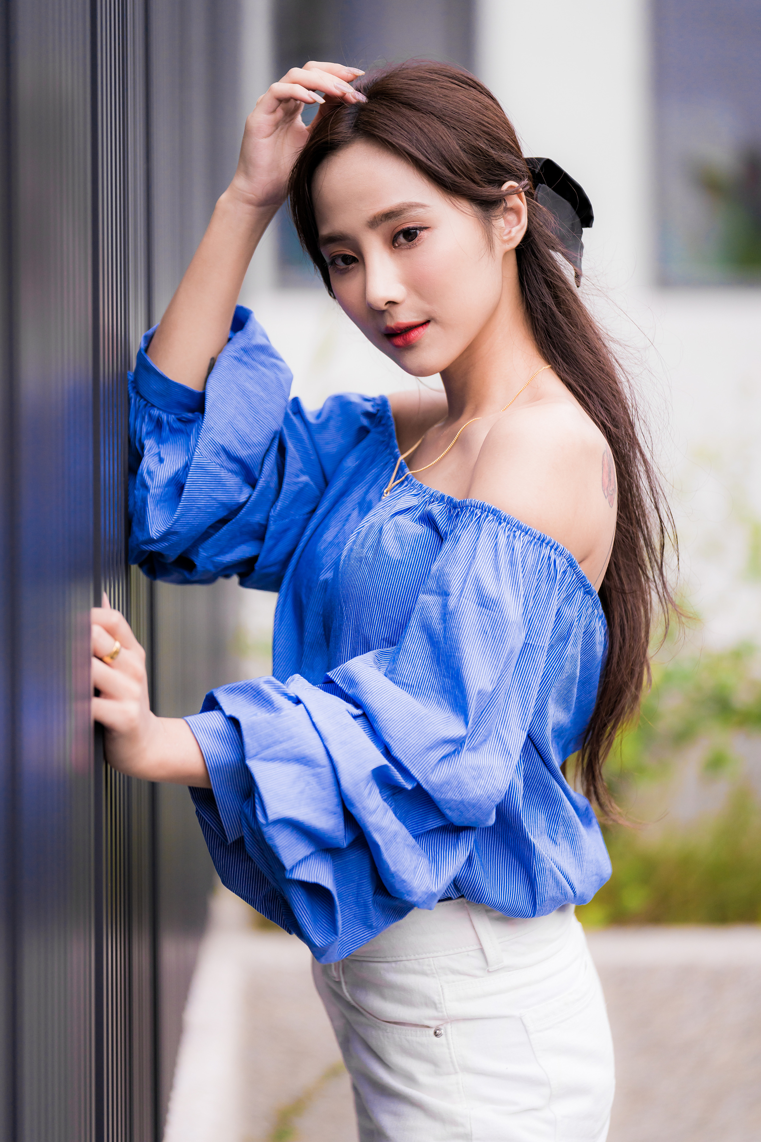 Bilder von Braune Haare Bluse Mädchens asiatisches Hand 2560x3840 für Handy Braunhaarige junge frau junge Frauen Asiaten Asiatische