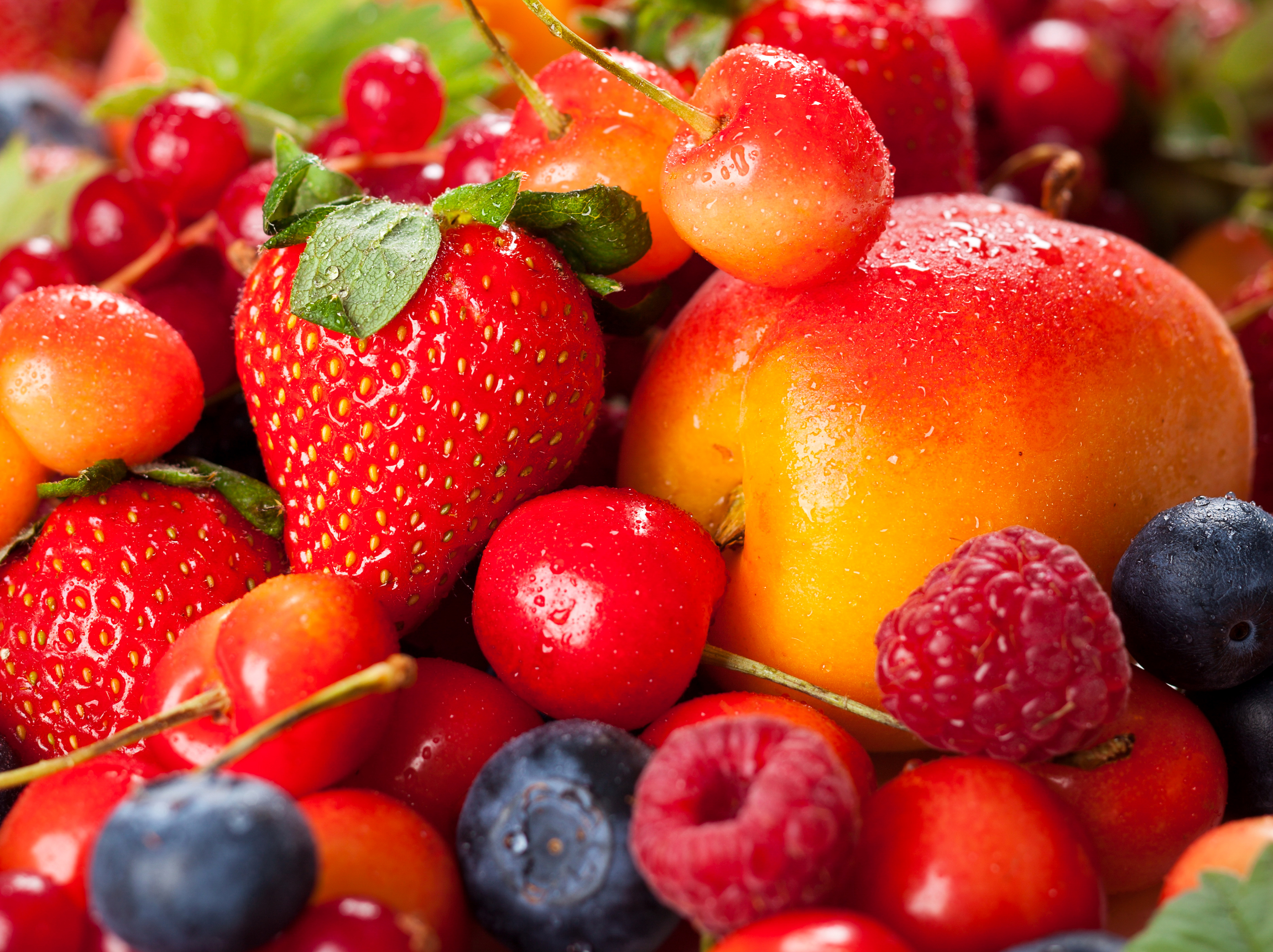 Фруктовый пример. Красивые ягоды. Летние фрукты. Фрукты картинки. Сочная ягода.
