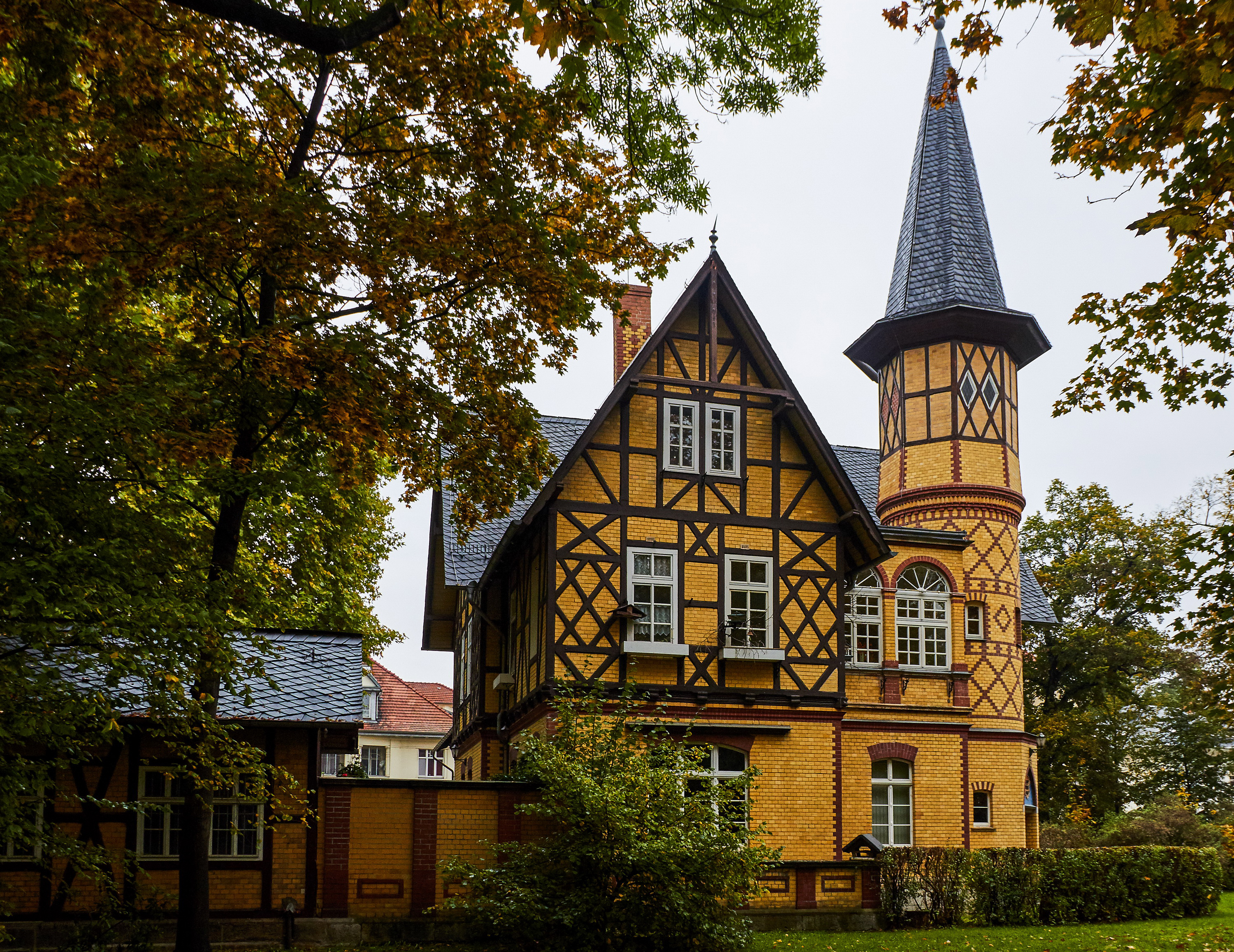 Германий дома фото. Фахверк исторические здания Брюгге. Фахверковая архитектура в Калининграде. Дом Германии 19 век фахверк. Стиль фахверк Чехия архитектура особняк-замок.