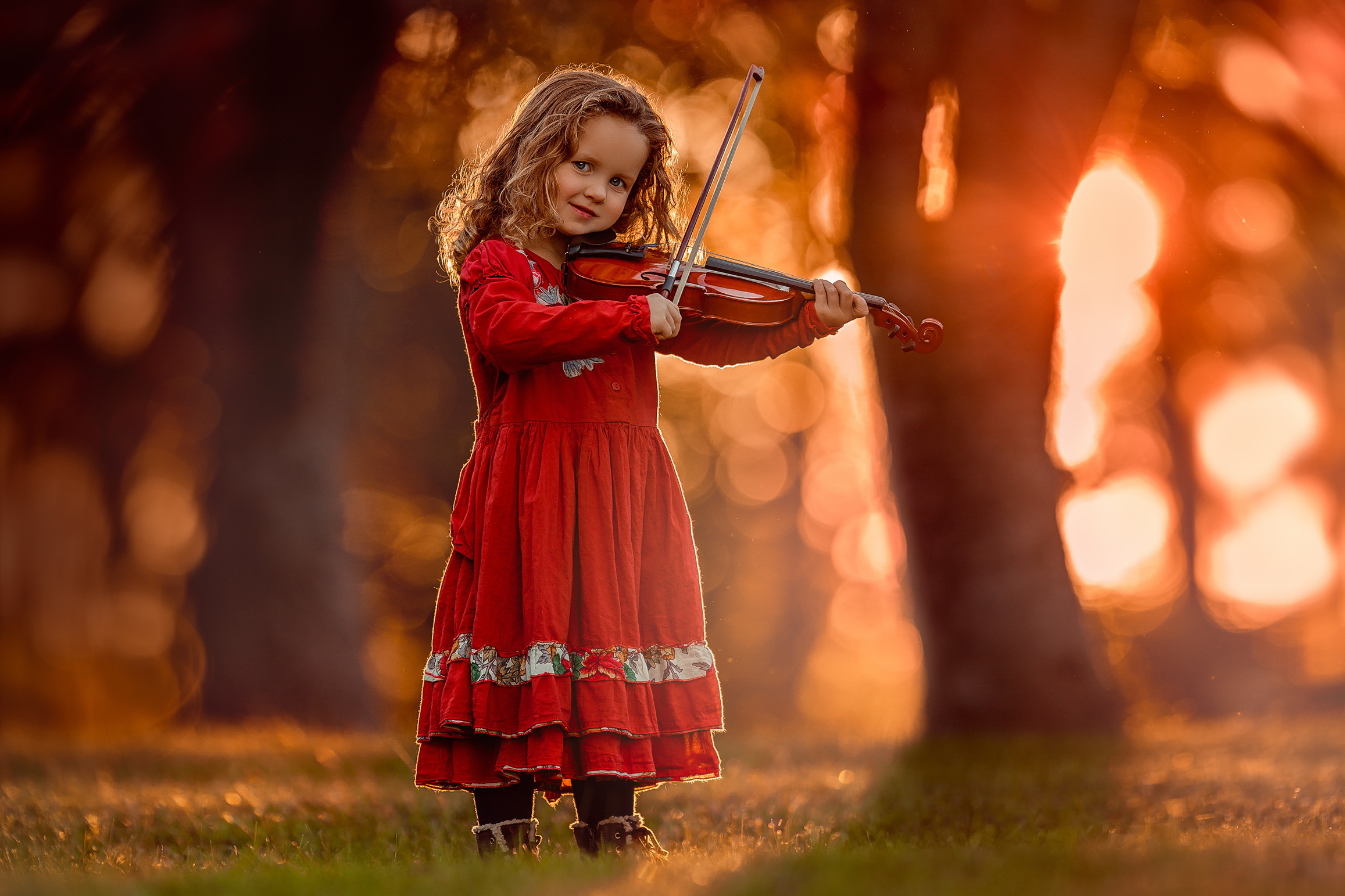 Хана песня как дитя. Девочка со скрипкой. Скрипка для детей. Фотосессия со скрипкой. Фотосессия со скрипкой детская.