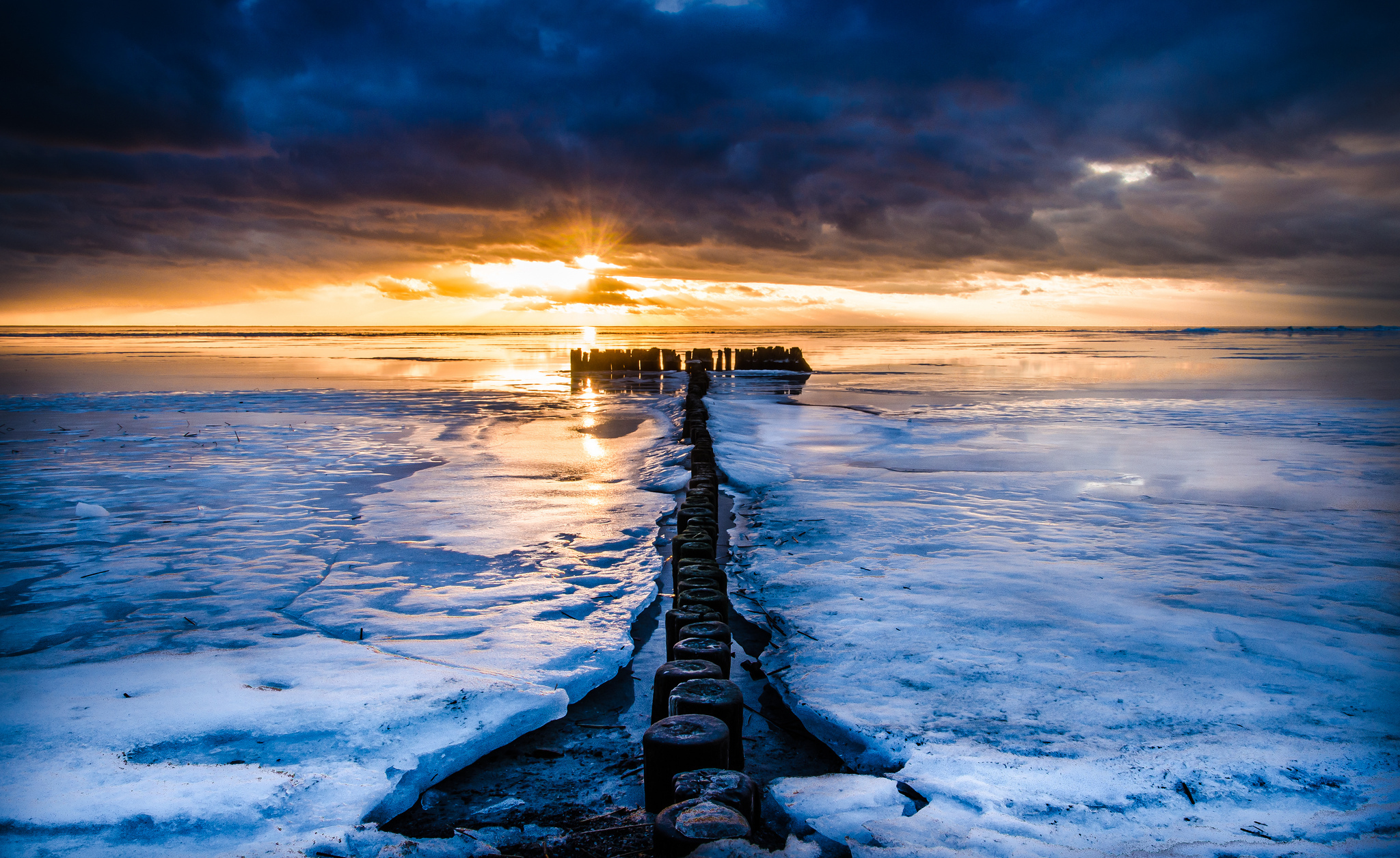 Nature ocean. Зимнее море. Холодное море. Пейзаж море. Красивое зимнее море.