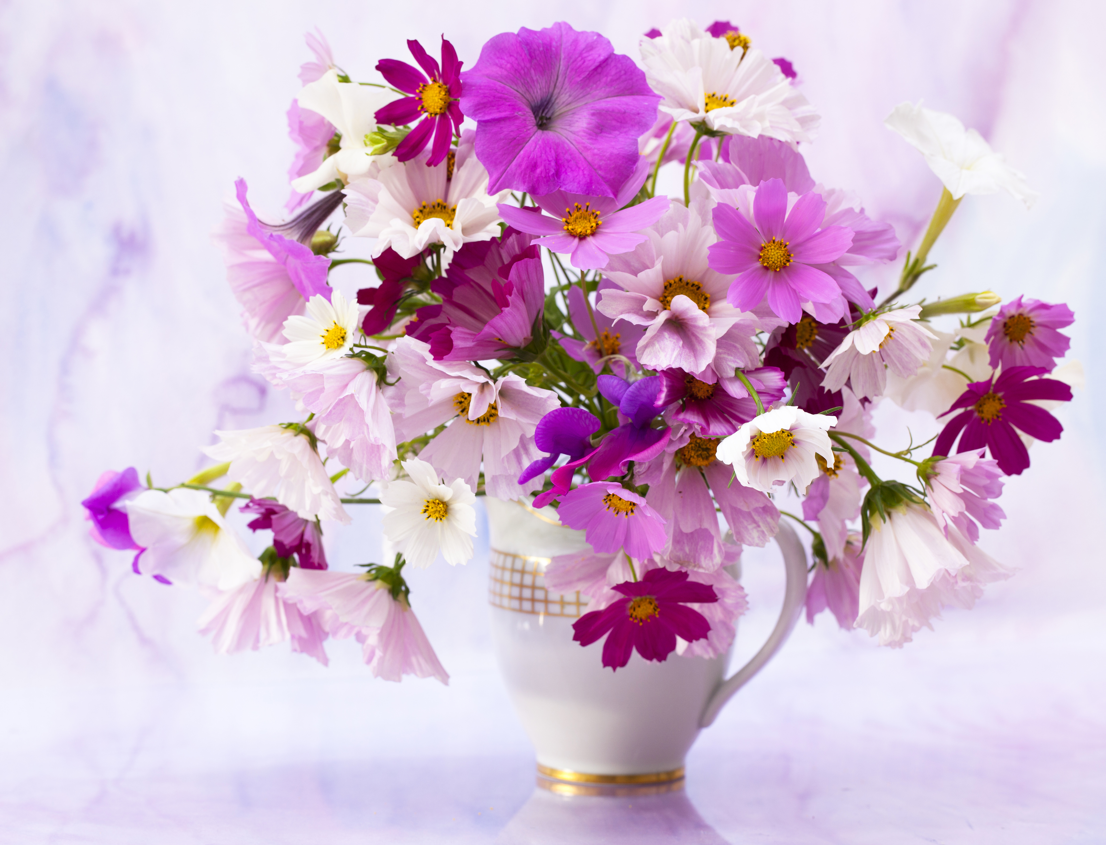 Bouquet перевод. Красивый весенний букет. Красивый букет в вазе. Букет весенних цветов. Яркие цветы в вазе.
