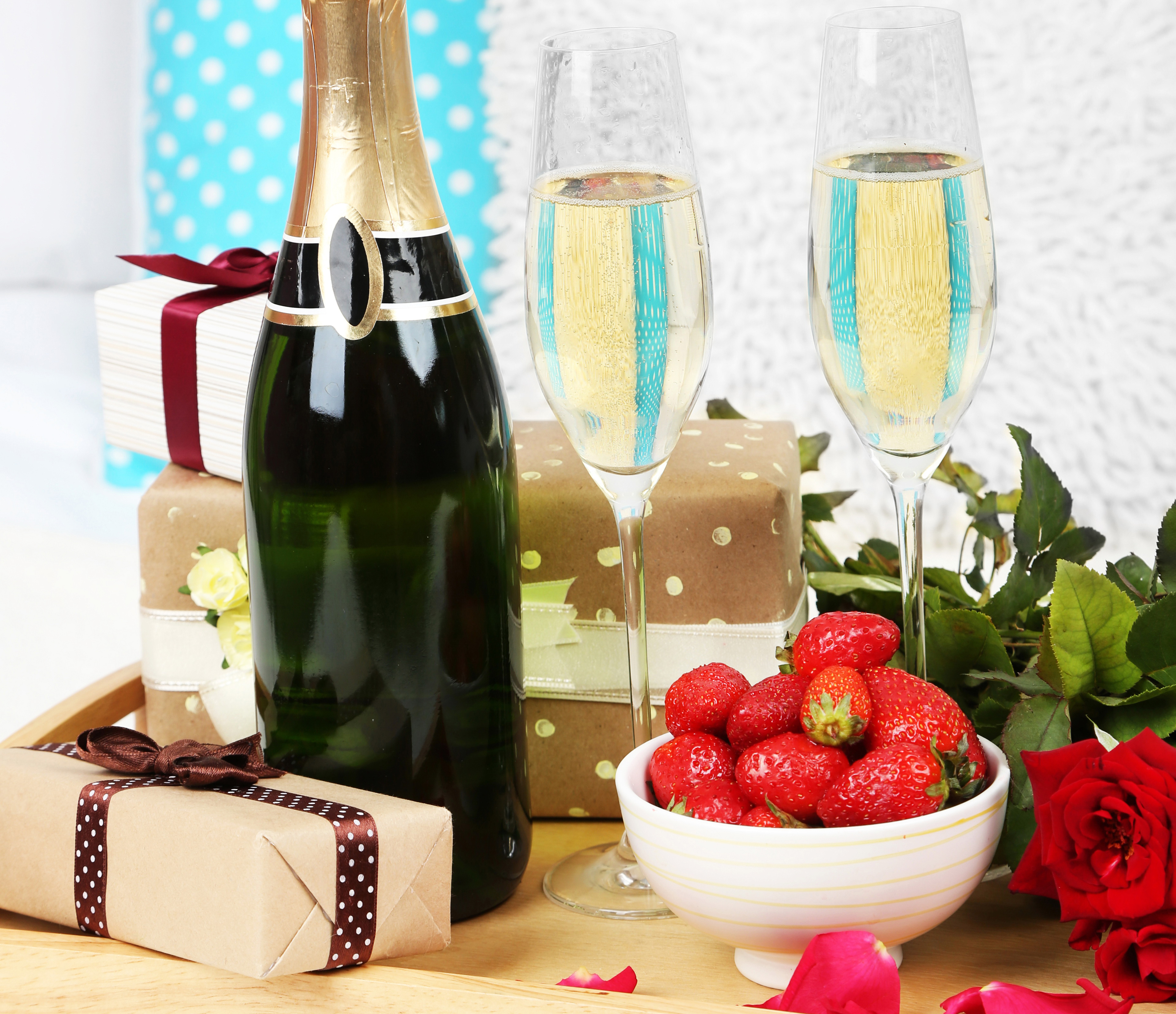 Поздравления с шампанским. Шампанское в бокале. Цветы шампанское конфеты. Торт шампанское цветы. Шампанское и фрукты.