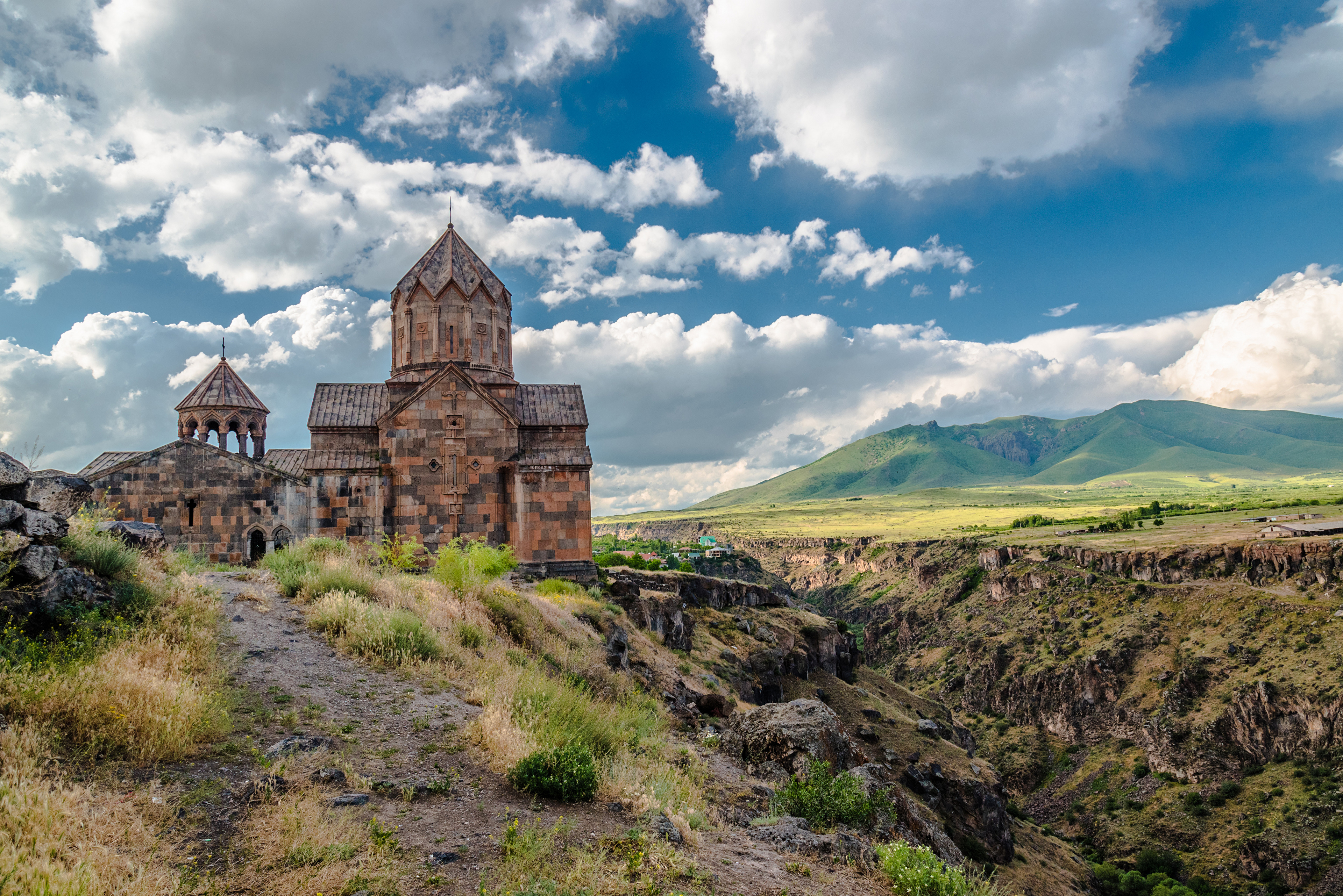 Армении смеси монастырь горах
