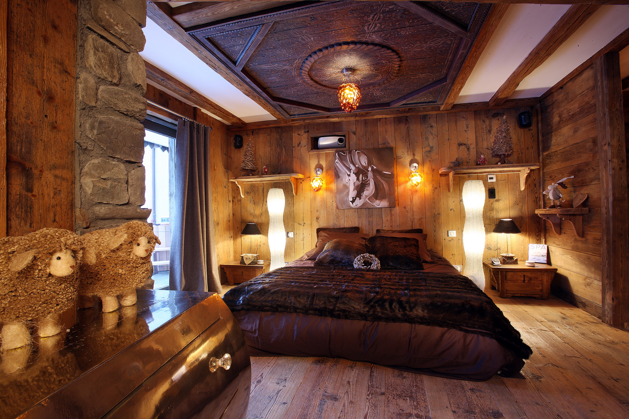 Отделка комнаты деревом. Австрийское Шале интерьер. Альпийское Шале интерьер. Спальня в стиле Шале. Комната в деревянном стиле.