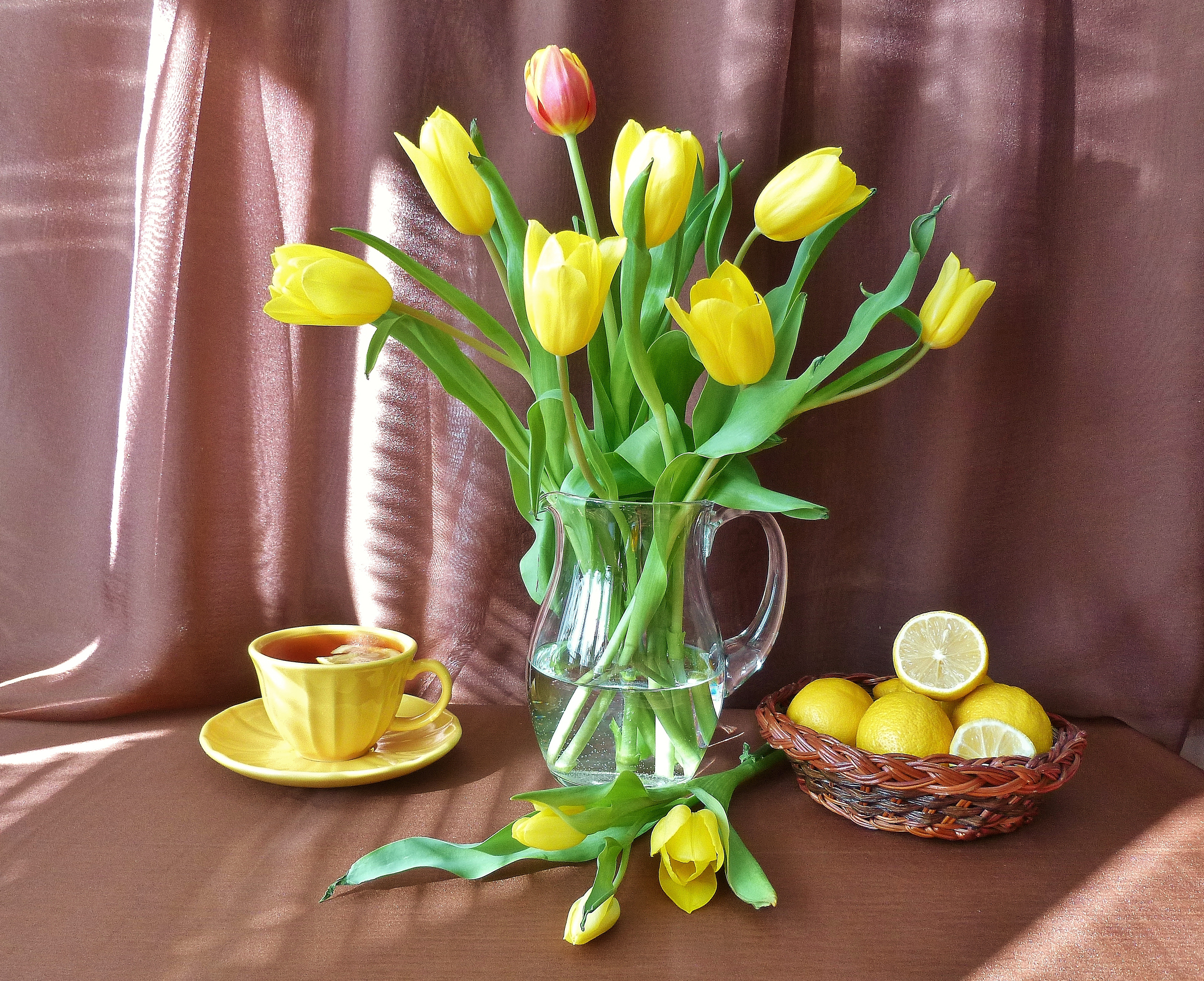Доброе весеннее утро с тюльпанами картинки. Тюльпаны в вазе. Весенний натюрморт. Букет тюльпанов в вазе. Натюрморт с тюльпанами.