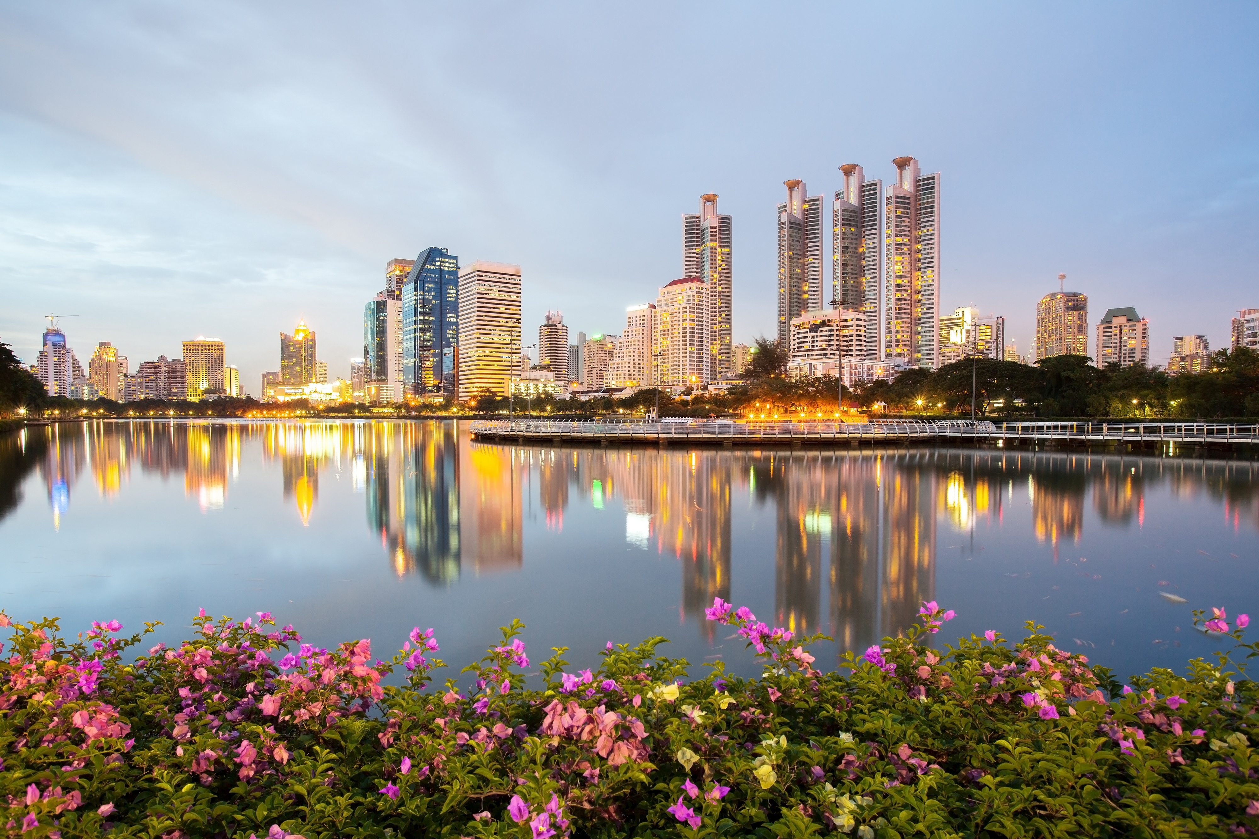 Nature in the city is. Бангкок набережная. Парк Дуйлин Шэньян. Красивый город. Красивые пейзажи городов.
