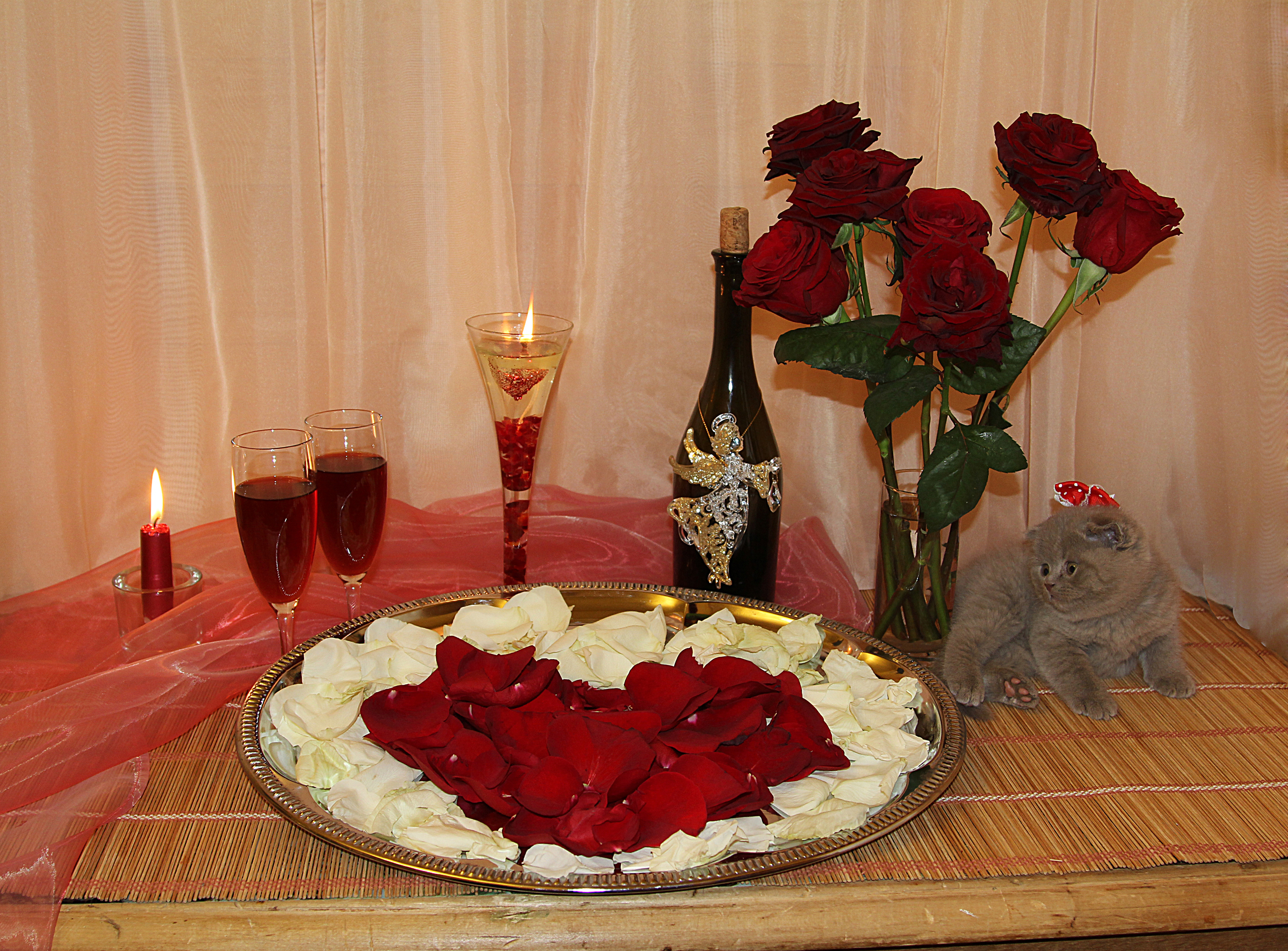 Ужин на полу. Красивый романтический стол. Романтический ужин. Стол для романтического вечера. Лепестки роз романтический вечер.