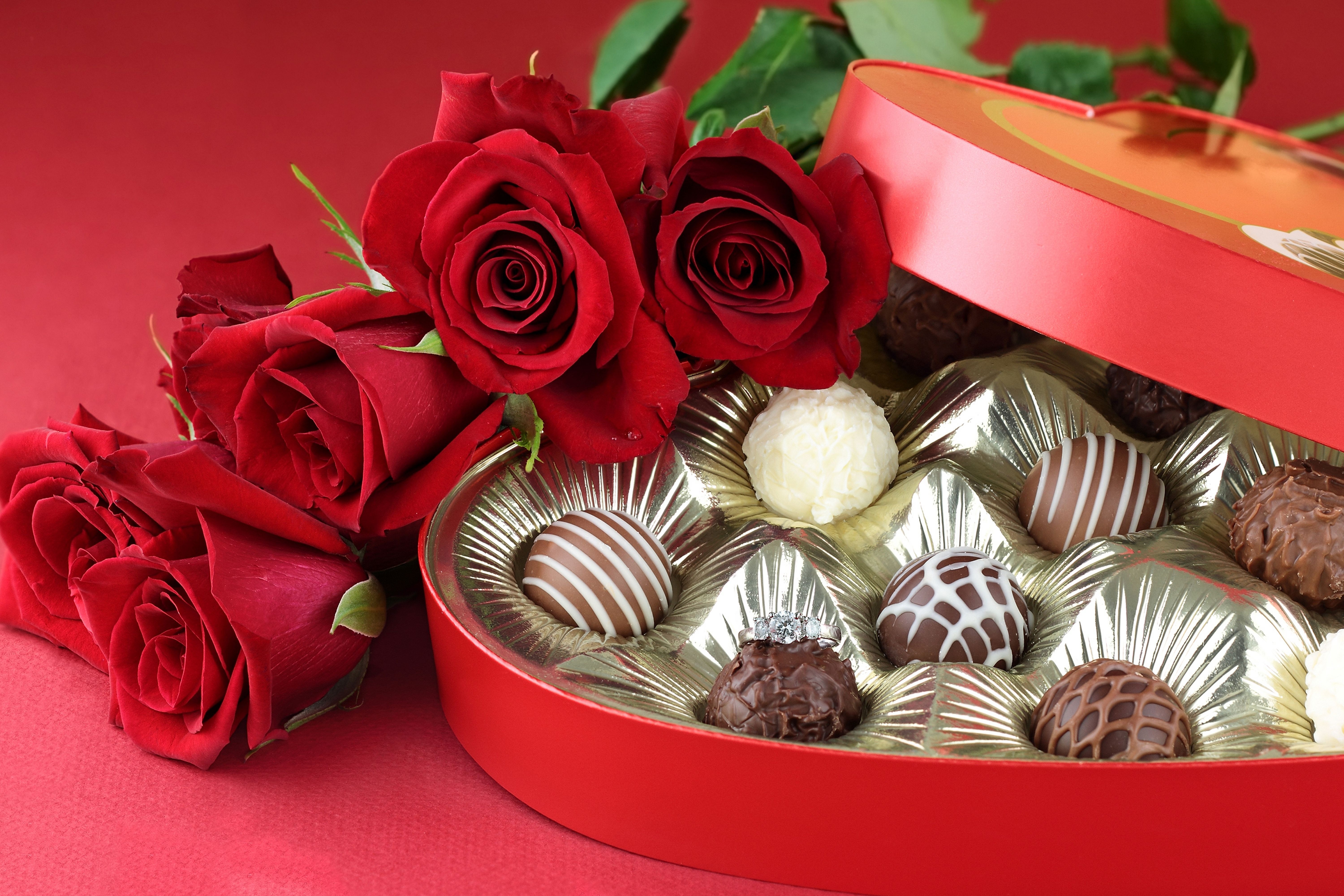 С праздником самая лучшая и самая красивая. Цветы с конфетами. Красивые конфеты. Красивые подарки. Розы с конфетами.