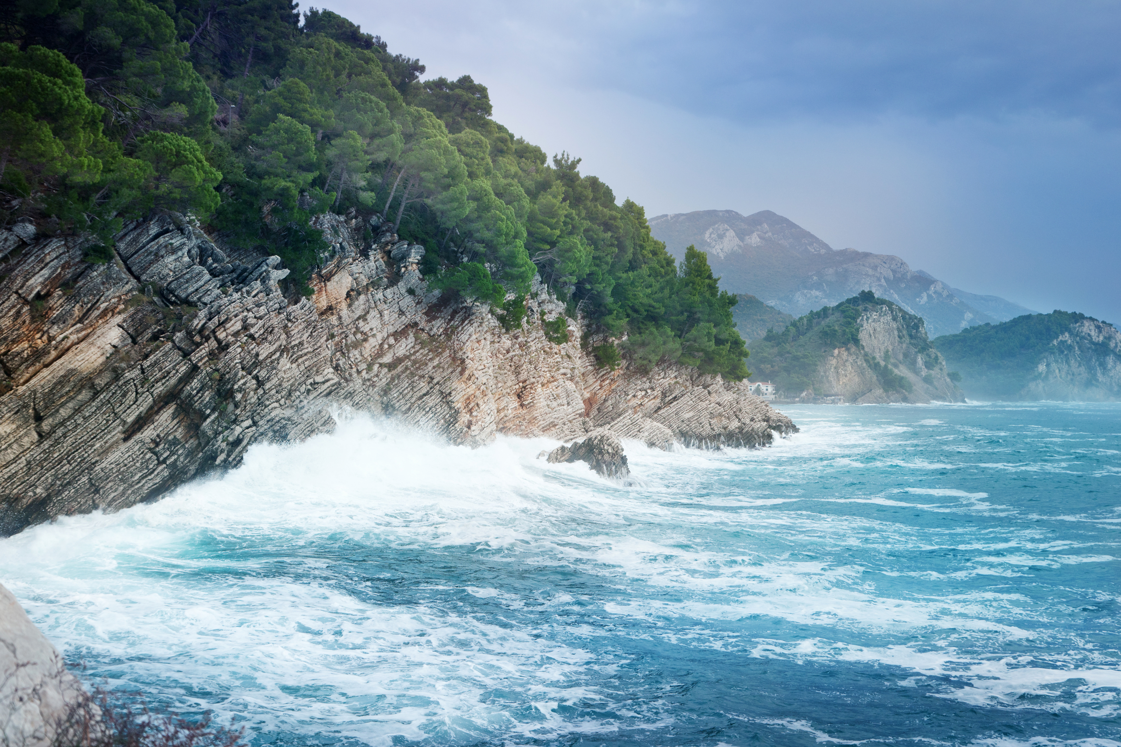 Горы природа море. Черногория горы и море. Черногория скалы море. Горы Черногории с побережья. Черногория горы море океан.