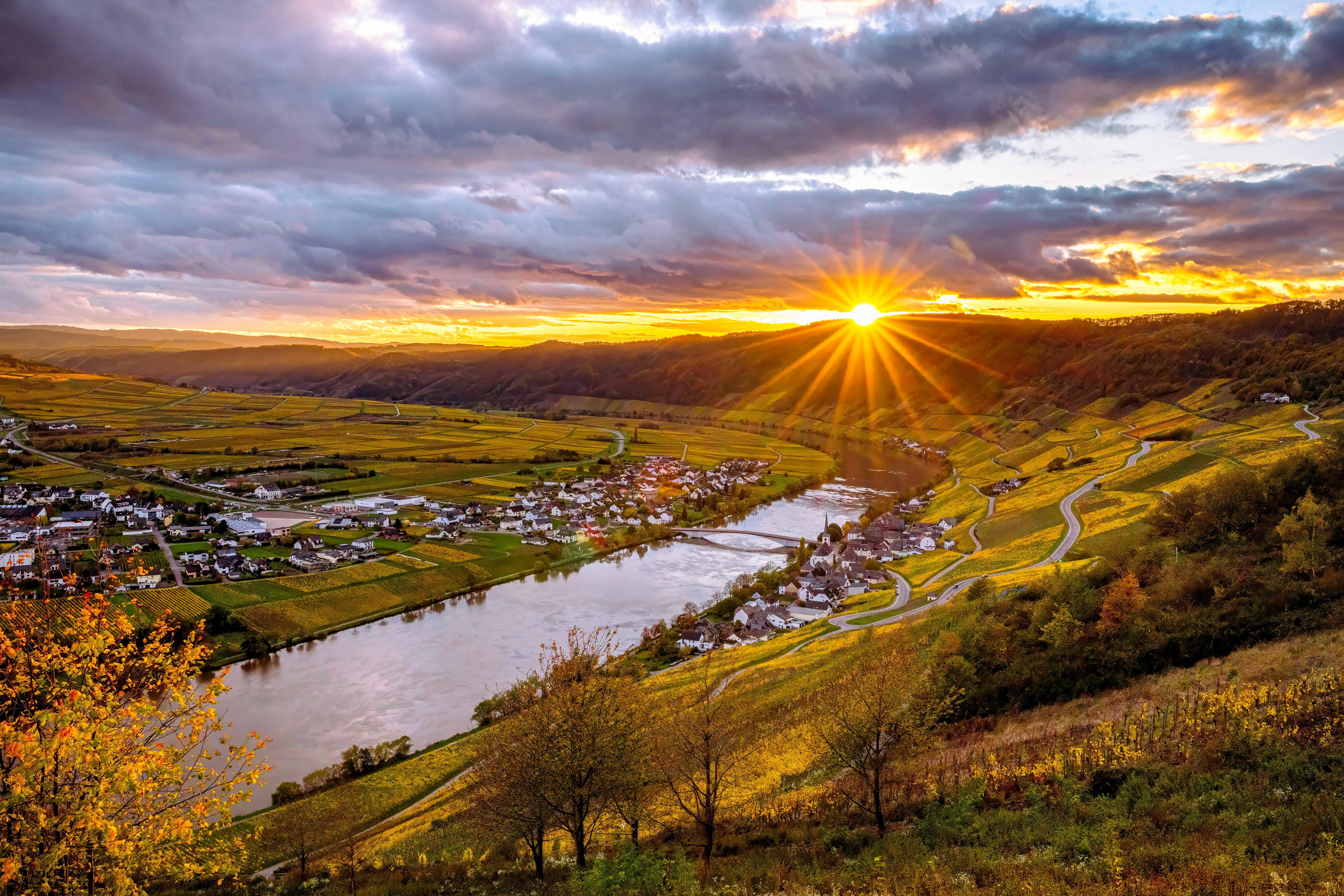 Achtergronden bureaublad Lichtstralen Duitsland Moselle Zon Herfst Natuur Zonsopgangen en zonsondergangen Rivieren Wolken Stralen van licht najaar rivier