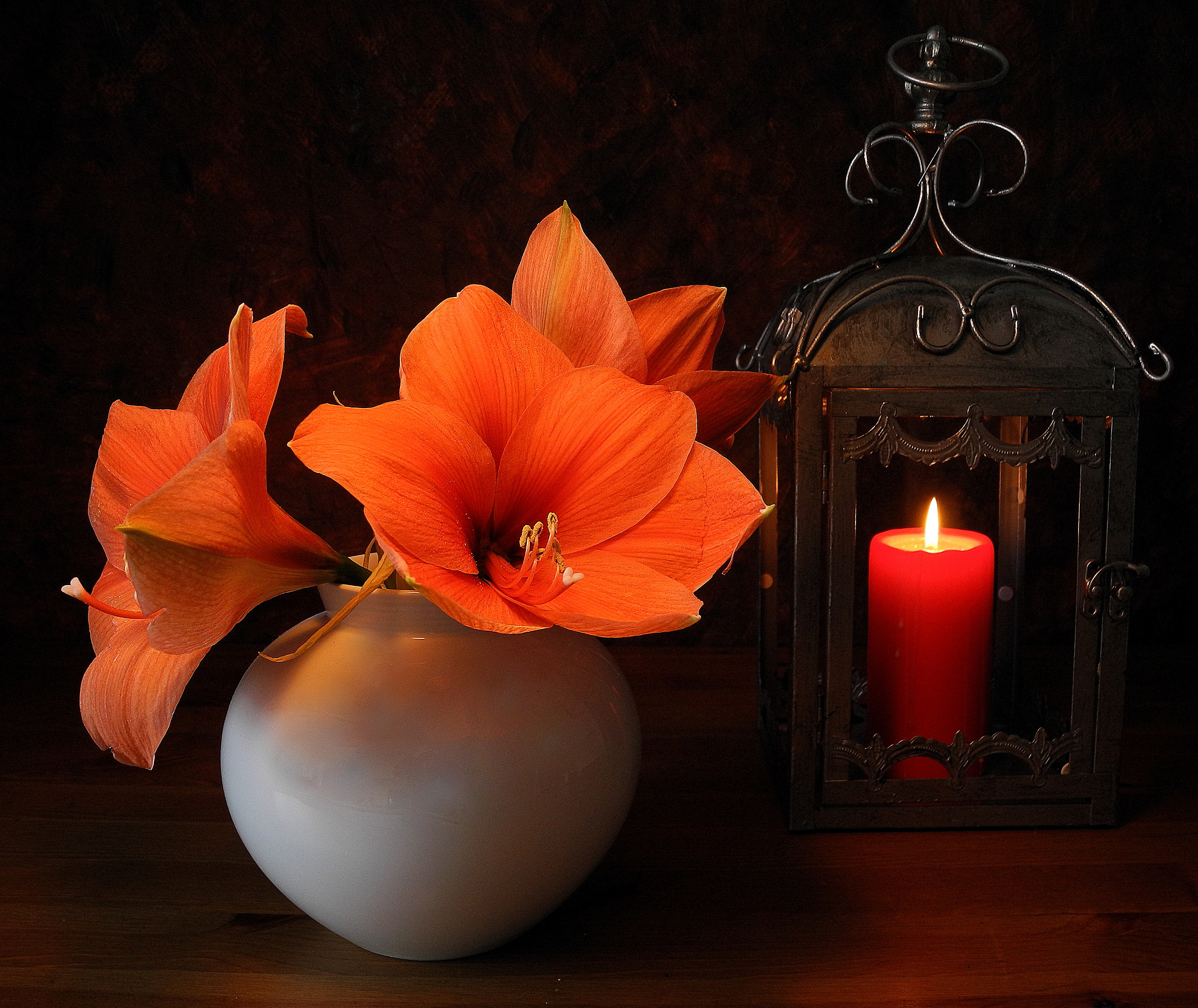Добрый вечер свечи. Натюрморт со свечой. Вечерние цветы. Цветы и свечи. Цветы вечер.