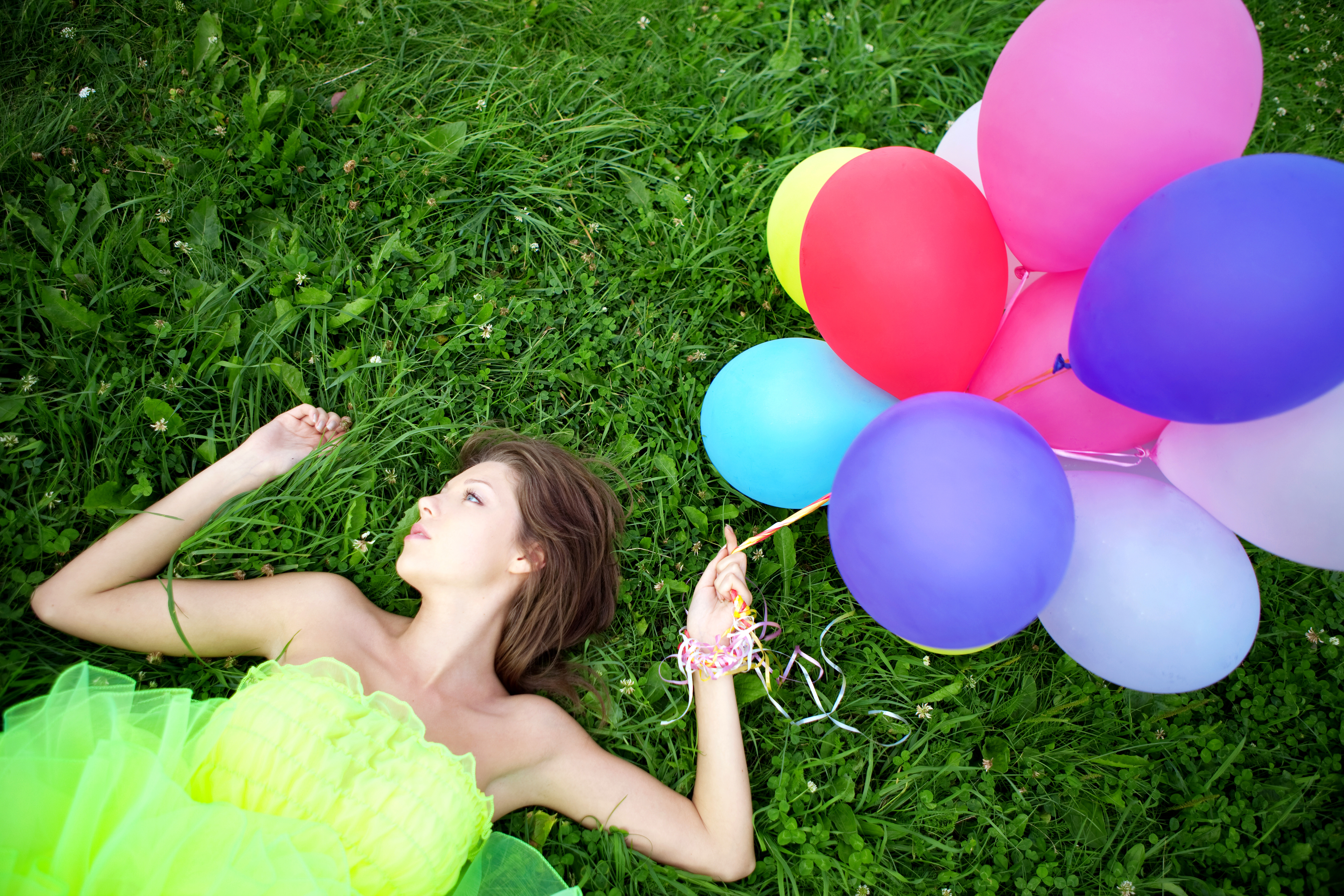Девушка на шаре 18. Фотосет с шариками яркие. Девушка с шариками. Шарики воздушные фото. Девушка в траве с воздушным шариком.