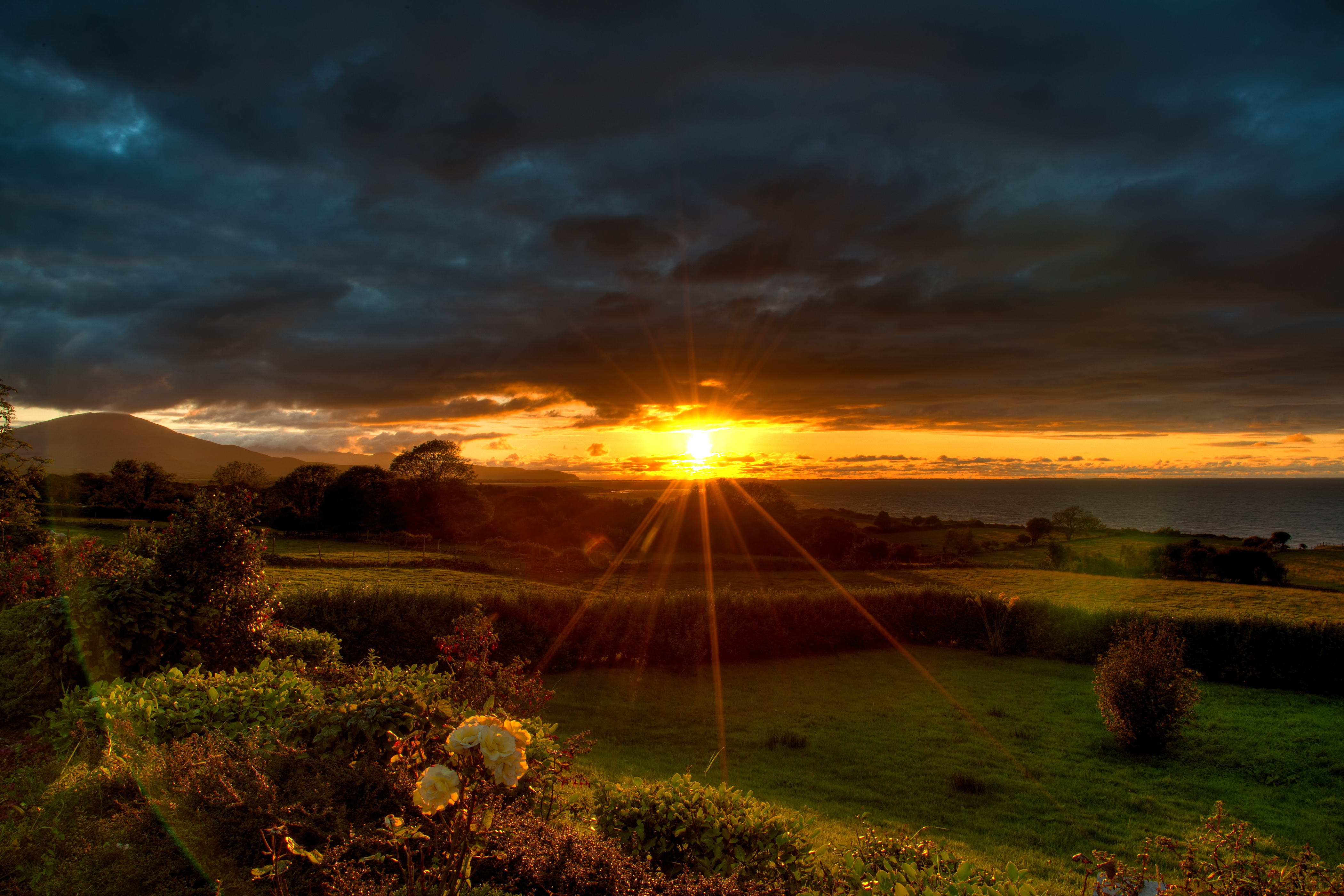 Bakgrunnsbilder Lysstråler Irland Dingle Peninsula Kerry Natur Åker himmelen landskapsfotografering Soloppganger og solnedganger Busker Himmel Landskap daggry og solnedgang