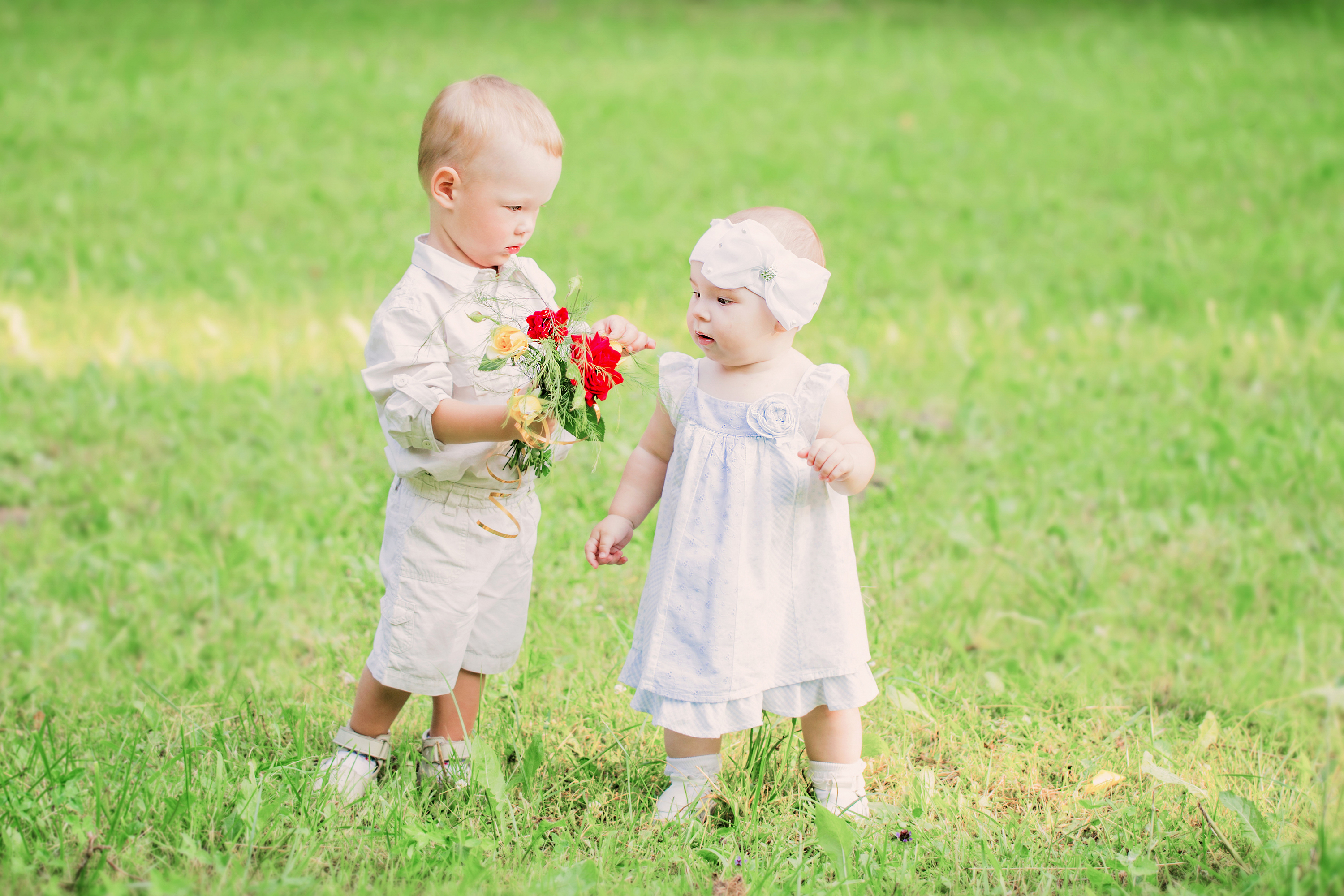 Можно мальчик маленький девочка маленький. Мальчик дарит девочке цветы. Мальчик Дари девочке цветы. Мальчик и девочка маленькие. Маленькие дети мальчик и девочка.